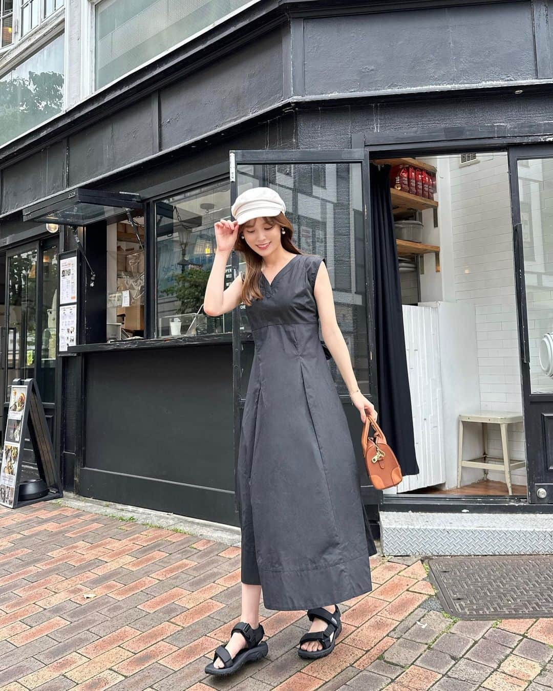 磯田 ひかる(Hikaru Isoda) さんのインスタグラム写真 - (磯田 ひかる(Hikaru Isoda) Instagram)「こんばんは☺️🤍 今日はこのあと22:00からインスタライブやるので見に来てね🫶  この日はとっても暑かったので少し気が早いけどノースリワンピを！（カーデを持っていった🙂）  ワンピ×スポサンコーデは夏の定番♡歩いても疲れなくて書かせないアイテムです👌🏻 ̖́-‬  【着用アイテム】 Dress @grl_official  ウエスバックトリボンフレアワンピース[k9107c]  B カラー :ブラック サイズ :S 価格 :¥2,699(税込)  Shoes @classicalelf_official   フラットベルクロスポーツサンダル ストラップあり ブラック ¥2,999税込  Bag @paris64world   ------------------------------ picaru：162cm / 骨格ウェーブ 1st ブライトスプリング 2nd ブライトサマー  大人可愛いスタイルアップコーデ ヘアメイクを合わせた トータルスタイリングを提案🤍  不定期にストーリーで ファッションお悩み相談募集中🥰 ------------------------------  他の投稿を見る→【@picaruuu】」5月20日 21時29分 - picaruuu