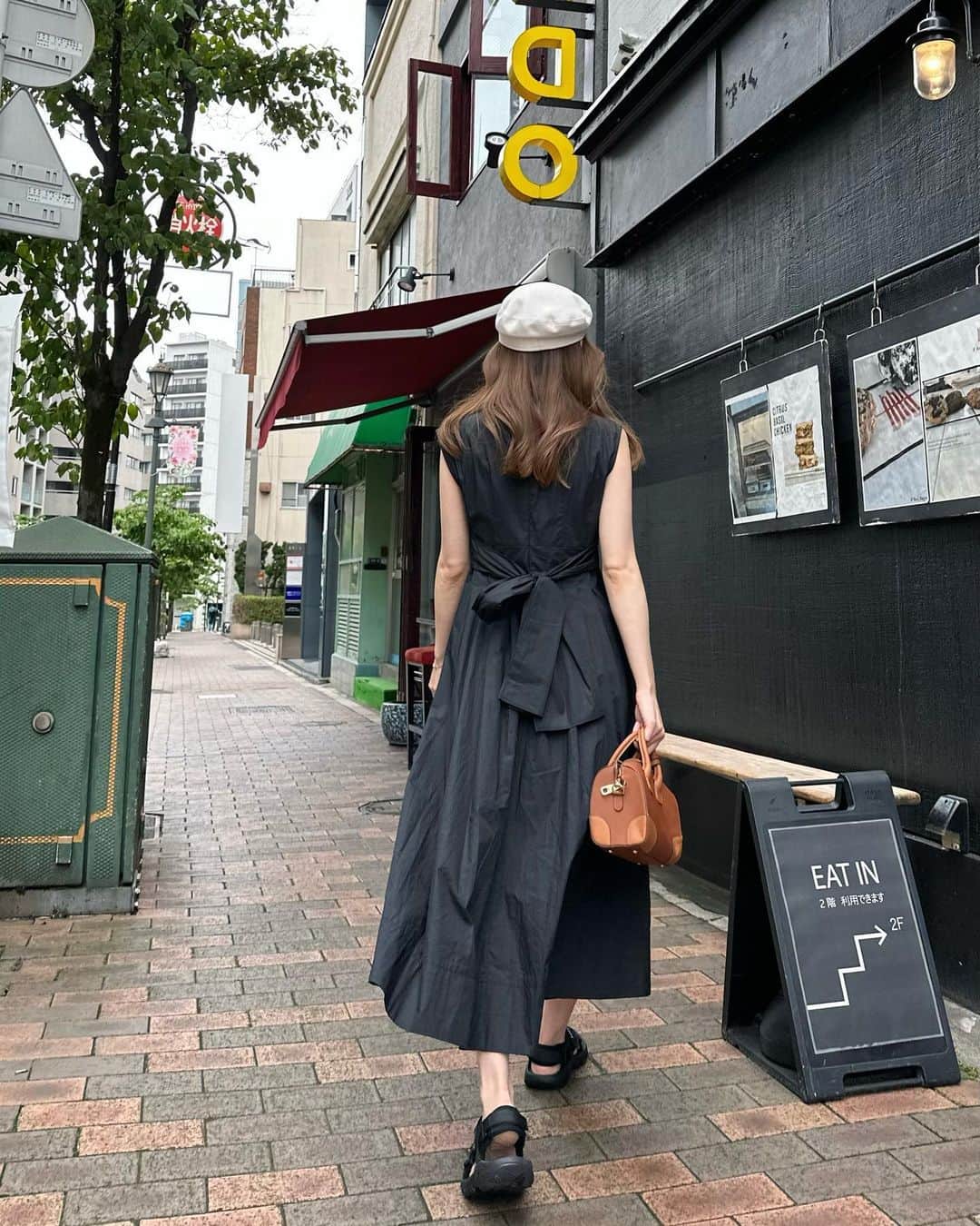 磯田 ひかる(Hikaru Isoda) さんのインスタグラム写真 - (磯田 ひかる(Hikaru Isoda) Instagram)「こんばんは☺️🤍 今日はこのあと22:00からインスタライブやるので見に来てね🫶  この日はとっても暑かったので少し気が早いけどノースリワンピを！（カーデを持っていった🙂）  ワンピ×スポサンコーデは夏の定番♡歩いても疲れなくて書かせないアイテムです👌🏻 ̖́-‬  【着用アイテム】 Dress @grl_official  ウエスバックトリボンフレアワンピース[k9107c]  B カラー :ブラック サイズ :S 価格 :¥2,699(税込)  Shoes @classicalelf_official   フラットベルクロスポーツサンダル ストラップあり ブラック ¥2,999税込  Bag @paris64world   ------------------------------ picaru：162cm / 骨格ウェーブ 1st ブライトスプリング 2nd ブライトサマー  大人可愛いスタイルアップコーデ ヘアメイクを合わせた トータルスタイリングを提案🤍  不定期にストーリーで ファッションお悩み相談募集中🥰 ------------------------------  他の投稿を見る→【@picaruuu】」5月20日 21時29分 - picaruuu