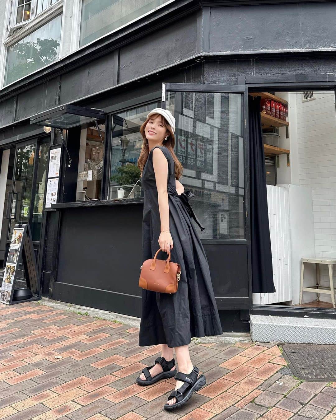 磯田 ひかる(Hikaru Isoda) のインスタグラム：「こんばんは☺️🤍 今日はこのあと22:00からインスタライブやるので見に来てね🫶  この日はとっても暑かったので少し気が早いけどノースリワンピを！（カーデを持っていった🙂）  ワンピ×スポサンコーデは夏の定番♡歩いても疲れなくて書かせないアイテムです👌🏻 ̖́-‬  【着用アイテム】 Dress @grl_official  ウエスバックトリボンフレアワンピース[k9107c]  B カラー :ブラック サイズ :S 価格 :¥2,699(税込)  Shoes @classicalelf_official   フラットベルクロスポーツサンダル ストラップあり ブラック ¥2,999税込  Bag @paris64world   ------------------------------ picaru：162cm / 骨格ウェーブ 1st ブライトスプリング 2nd ブライトサマー  大人可愛いスタイルアップコーデ ヘアメイクを合わせた トータルスタイリングを提案🤍  不定期にストーリーで ファッションお悩み相談募集中🥰 ------------------------------  他の投稿を見る→【@picaruuu】」