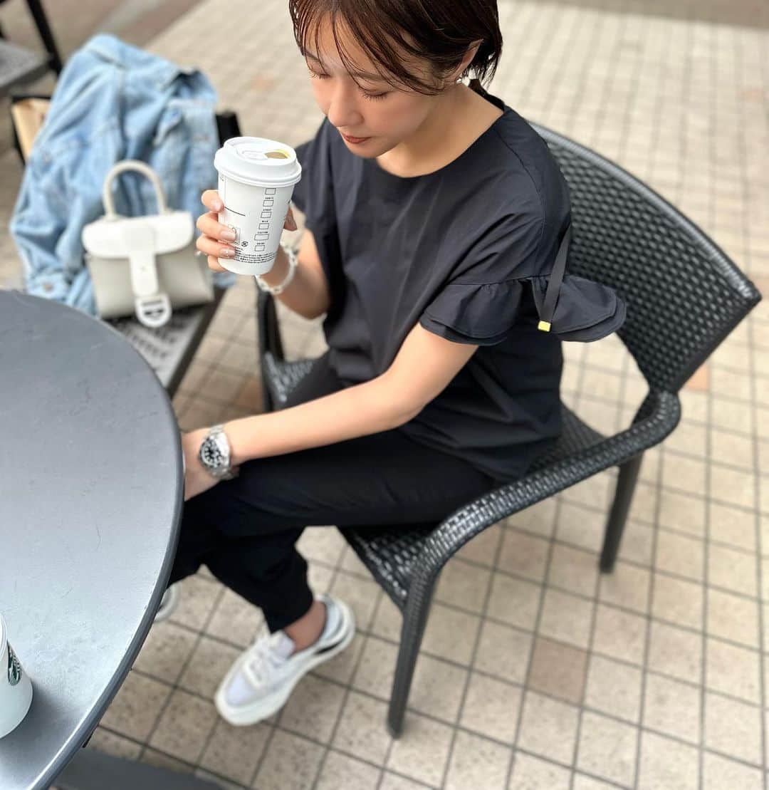 のインスタグラム：「まったりな土曜はスニーカーコーデでラフに👟 @soil_nine のタフタブラウスは雨の日でもサラッと快適！ 今日も上下ブラックでした🤭🖤   tops @soil_nine  pants @gu_for_all_  shoes @date_sneakers_jp  bag @delvaux  jacket @levis_japan」