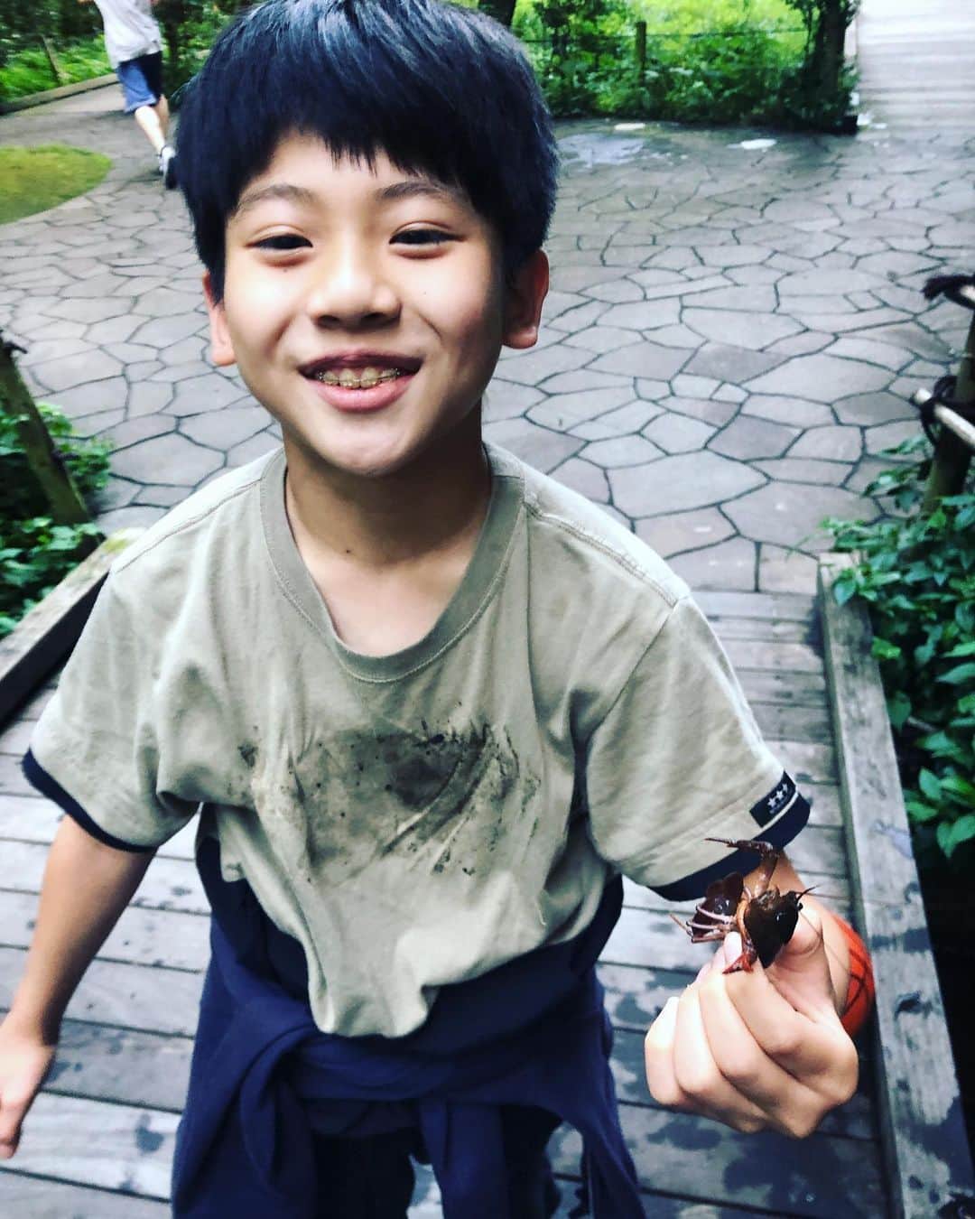 MONKYのインスタグラム：「先週から宿題になっていたアレンジ作業もようやく終了！  すっきりした気分で昆虫博士とウチの庭を散歩。  まだまだ小さいけどザリガニも出てきた。  ヤブキリを探すも今日も見つからず。  狩猟本能を刺激すると少年の顔は輝くもんだなぁ  先週からやっていたアレンジは6月1日の神戸チキンジョージ『ロマンチック唄波止場』のもの。  日本の珠玉の名曲達をスカ・レゲエ・ファンクに、ニューオリンズ風のホーン ズがミックス、、なアレンジになっていて、みんなで音を出すのがほんとに楽しみでワクワク。」