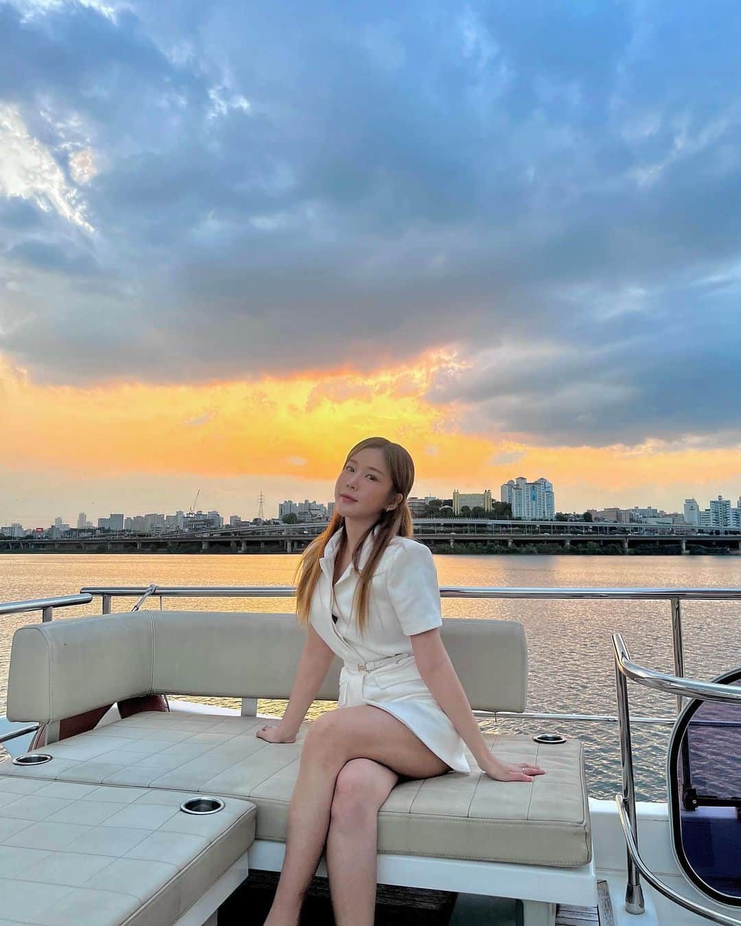 ウェイ のインスタグラム：「날씨요정 is back🧚‍♀️ What a beautiful day,,🫧🧡☀️」