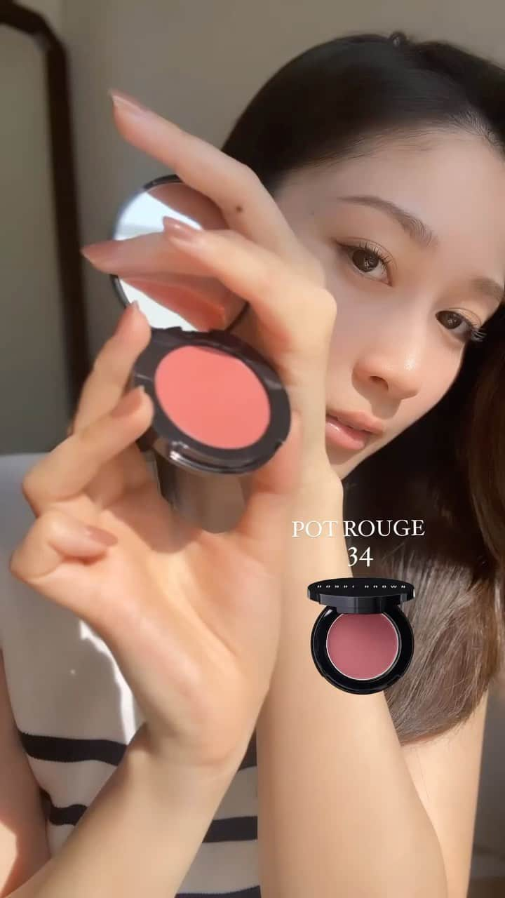 熊谷江里子のインスタグラム：「@bobbibrownjapan の新作たちでナチュラルメイク◎  POT ROUGE 34ピンクフレーム リップにもチークにも使える万能アイテム ふんわり広がっていくチークが自然な血色感を出してくれる  EXTRA LIP TINT　618 ベアブラックベリー リップクリーム並みの保湿力もあり、ほんのり色づく血色美リップ 縦じわが無くなるから最近ずっとこれ使ってる🫶🏼 これだけでも重ね付けでも◎ #ボビーブラウン#bobbibrown#新作コスメ#ナチュラルネイル #毎日メイク」