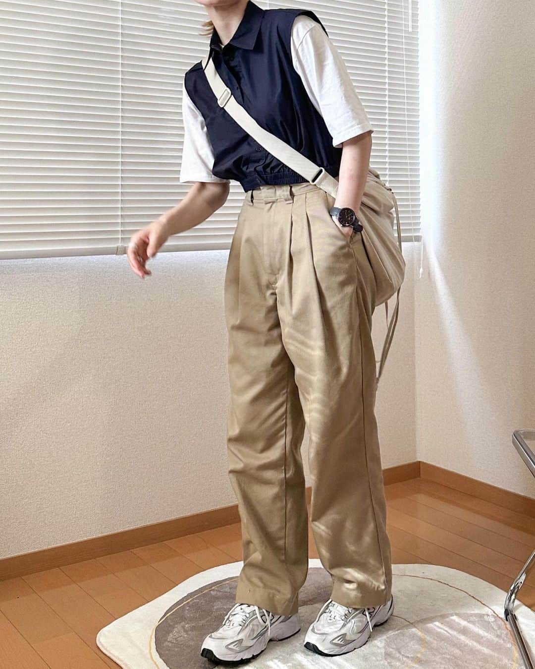 かほこ。さんのインスタグラム写真 - (かほこ。Instagram)「ㅤㅤㅤㅤㅤㅤㅤㅤㅤㅤㅤㅤㅤ ㅤㅤㅤㅤㅤㅤㅤㅤㅤㅤㅤㅤㅤ vest : #cos T-shirt : #clane chinos : #shinzone bag : #uniqlo #uniqlou glasses : #jins sneakers : #newbalance ㅤㅤㅤㅤㅤㅤㅤㅤㅤㅤㅤㅤㅤ 白T×チノパンにシャツベストをプラス𖤐 ベストはクロップド丈なのでパンツでもスカートでもバランスが取りやすい☺️ 前のボタンを開けて羽織りっぽく着ても可愛いので早くそれで着たい♥ ㅤㅤㅤㅤㅤㅤㅤㅤㅤㅤㅤㅤㅤ 前回は+デニムスカートで大人カジュアルだったけど、今回はメンズライク！ ㅤㅤㅤㅤㅤㅤㅤㅤㅤㅤㅤㅤㅤ #kaho_fashion」5月20日 21時34分 - xxokohakxx