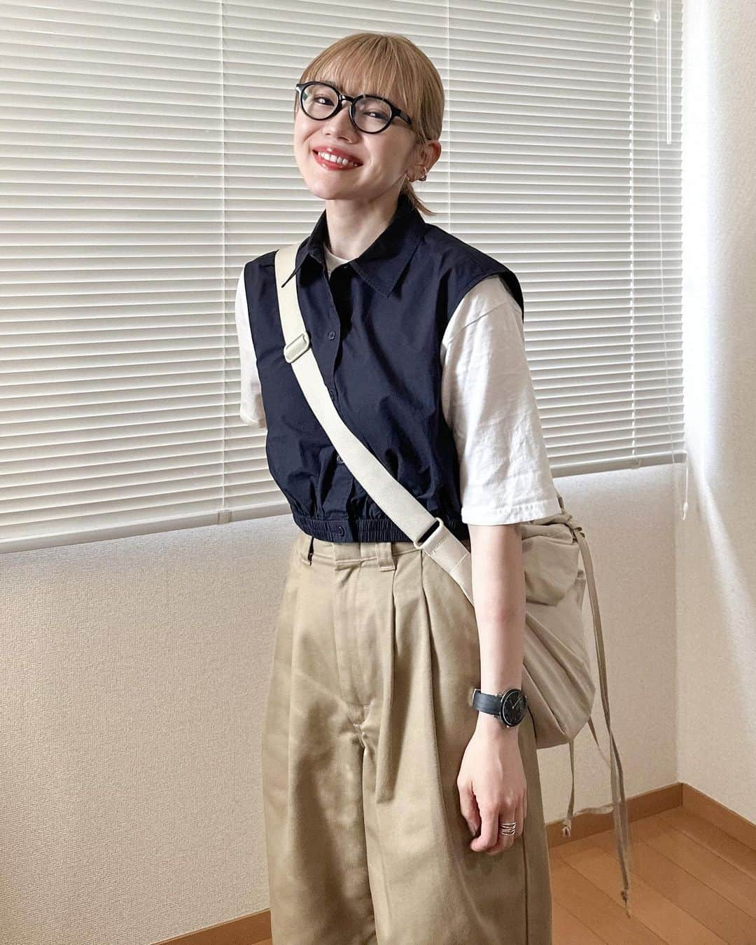 かほこ。さんのインスタグラム写真 - (かほこ。Instagram)「ㅤㅤㅤㅤㅤㅤㅤㅤㅤㅤㅤㅤㅤ ㅤㅤㅤㅤㅤㅤㅤㅤㅤㅤㅤㅤㅤ vest : #cos T-shirt : #clane chinos : #shinzone bag : #uniqlo #uniqlou glasses : #jins sneakers : #newbalance ㅤㅤㅤㅤㅤㅤㅤㅤㅤㅤㅤㅤㅤ 白T×チノパンにシャツベストをプラス𖤐 ベストはクロップド丈なのでパンツでもスカートでもバランスが取りやすい☺️ 前のボタンを開けて羽織りっぽく着ても可愛いので早くそれで着たい♥ ㅤㅤㅤㅤㅤㅤㅤㅤㅤㅤㅤㅤㅤ 前回は+デニムスカートで大人カジュアルだったけど、今回はメンズライク！ ㅤㅤㅤㅤㅤㅤㅤㅤㅤㅤㅤㅤㅤ #kaho_fashion」5月20日 21時34分 - xxokohakxx