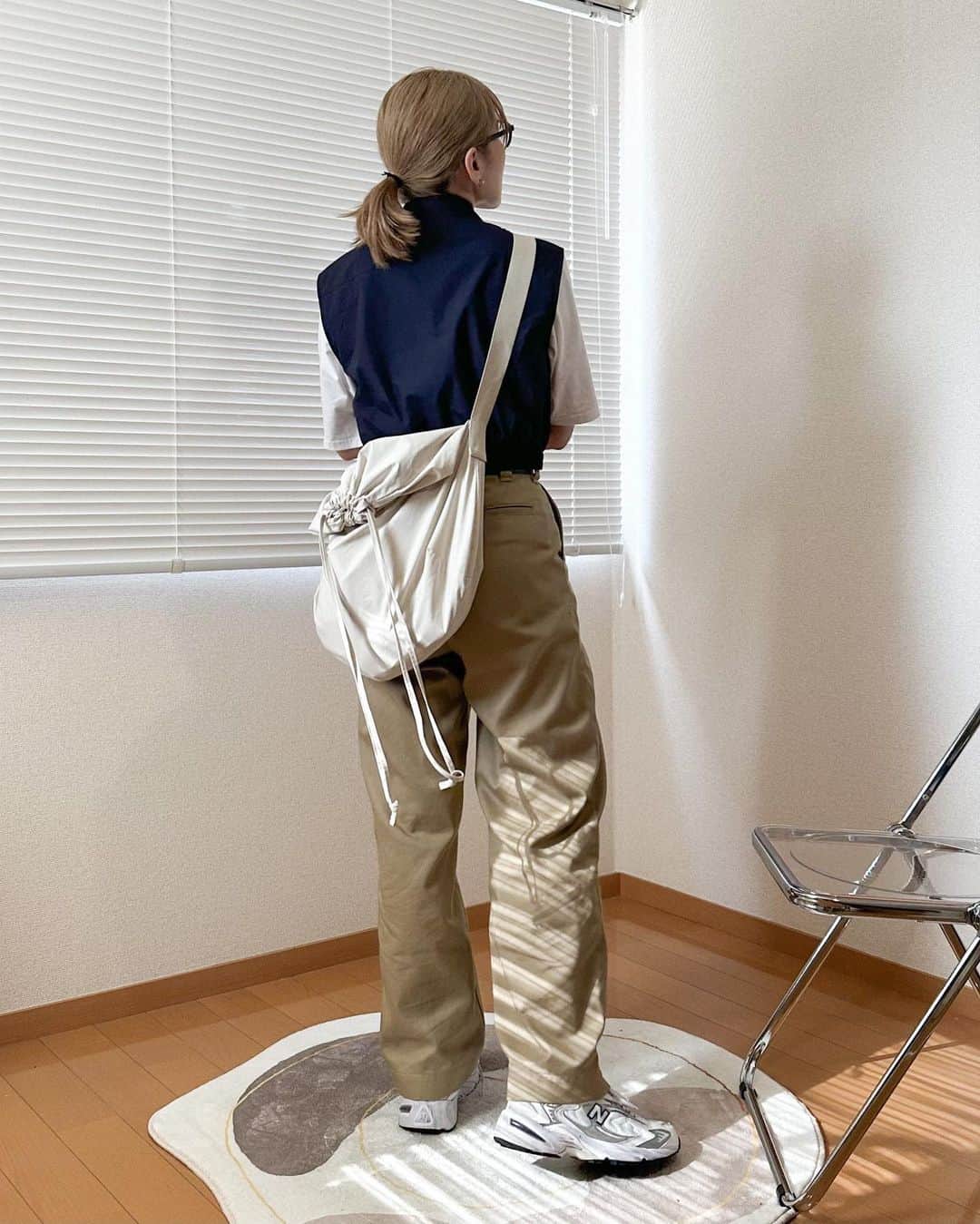 かほこ。さんのインスタグラム写真 - (かほこ。Instagram)「ㅤㅤㅤㅤㅤㅤㅤㅤㅤㅤㅤㅤㅤ ㅤㅤㅤㅤㅤㅤㅤㅤㅤㅤㅤㅤㅤ vest : #cos T-shirt : #clane chinos : #shinzone bag : #uniqlo #uniqlou glasses : #jins sneakers : #newbalance ㅤㅤㅤㅤㅤㅤㅤㅤㅤㅤㅤㅤㅤ 白T×チノパンにシャツベストをプラス𖤐 ベストはクロップド丈なのでパンツでもスカートでもバランスが取りやすい☺️ 前のボタンを開けて羽織りっぽく着ても可愛いので早くそれで着たい♥ ㅤㅤㅤㅤㅤㅤㅤㅤㅤㅤㅤㅤㅤ 前回は+デニムスカートで大人カジュアルだったけど、今回はメンズライク！ ㅤㅤㅤㅤㅤㅤㅤㅤㅤㅤㅤㅤㅤ #kaho_fashion」5月20日 21時34分 - xxokohakxx
