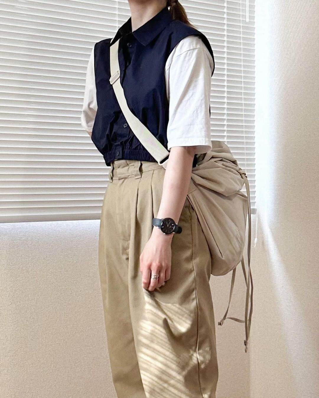 かほこ。さんのインスタグラム写真 - (かほこ。Instagram)「ㅤㅤㅤㅤㅤㅤㅤㅤㅤㅤㅤㅤㅤ ㅤㅤㅤㅤㅤㅤㅤㅤㅤㅤㅤㅤㅤ vest : #cos T-shirt : #clane chinos : #shinzone bag : #uniqlo #uniqlou glasses : #jins sneakers : #newbalance ㅤㅤㅤㅤㅤㅤㅤㅤㅤㅤㅤㅤㅤ 白T×チノパンにシャツベストをプラス𖤐 ベストはクロップド丈なのでパンツでもスカートでもバランスが取りやすい☺️ 前のボタンを開けて羽織りっぽく着ても可愛いので早くそれで着たい♥ ㅤㅤㅤㅤㅤㅤㅤㅤㅤㅤㅤㅤㅤ 前回は+デニムスカートで大人カジュアルだったけど、今回はメンズライク！ ㅤㅤㅤㅤㅤㅤㅤㅤㅤㅤㅤㅤㅤ #kaho_fashion」5月20日 21時34分 - xxokohakxx
