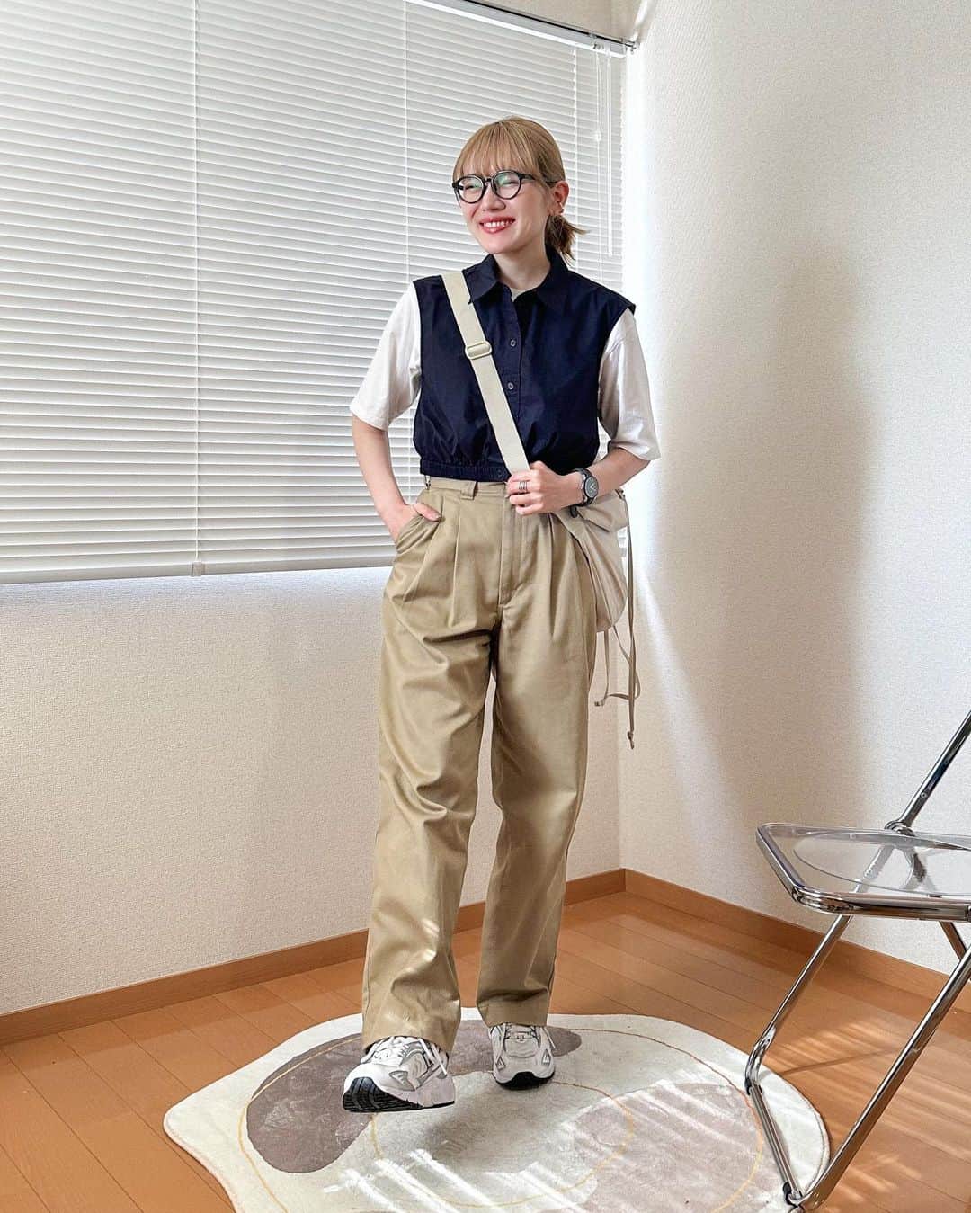かほこ。のインスタグラム：「ㅤㅤㅤㅤㅤㅤㅤㅤㅤㅤㅤㅤㅤ ㅤㅤㅤㅤㅤㅤㅤㅤㅤㅤㅤㅤㅤ vest : #cos T-shirt : #clane chinos : #shinzone bag : #uniqlo #uniqlou glasses : #jins sneakers : #newbalance ㅤㅤㅤㅤㅤㅤㅤㅤㅤㅤㅤㅤㅤ 白T×チノパンにシャツベストをプラス𖤐 ベストはクロップド丈なのでパンツでもスカートでもバランスが取りやすい☺️ 前のボタンを開けて羽織りっぽく着ても可愛いので早くそれで着たい♥ ㅤㅤㅤㅤㅤㅤㅤㅤㅤㅤㅤㅤㅤ 前回は+デニムスカートで大人カジュアルだったけど、今回はメンズライク！ ㅤㅤㅤㅤㅤㅤㅤㅤㅤㅤㅤㅤㅤ #kaho_fashion」