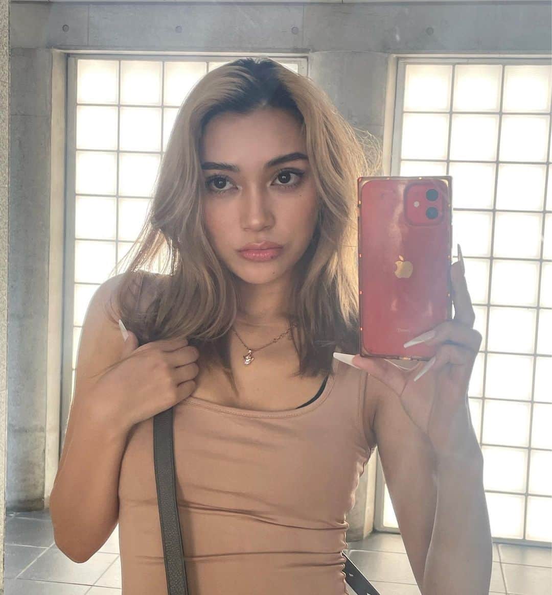 えまぽち(穂波エマ)のインスタグラム：「最近はラフな感じでやらせてもらってますあ  #fyp」