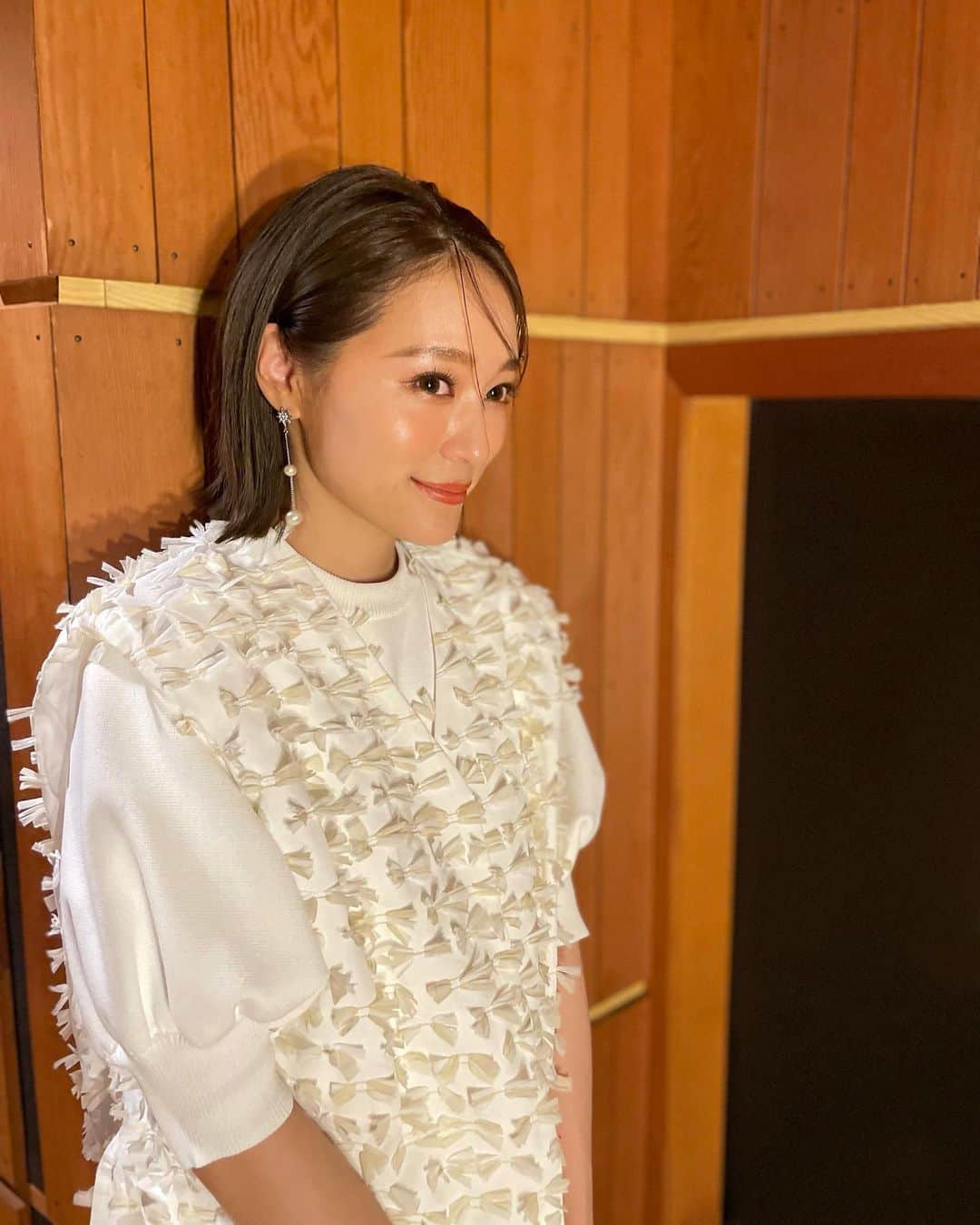 chayさんのインスタグラム写真 - (chayInstagram)「最近ジレがお気に入り♡ オールホワイトコーデでした🦢 5/24(水)25:30からテレ東「目を閉じてお聴きください」に出演します! 素敵なオーディション番組の審査員やらせていただきました🙇‍♀️ 是非ご覧ください☺️📣」5月20日 21時38分 - chay1023_official