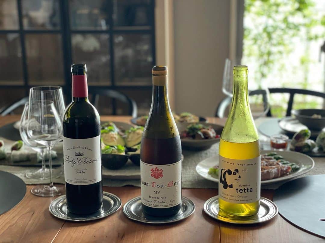 松見早枝子さんのインスタグラム写真 - (松見早枝子Instagram)「昨日と今日は、日本ワインと野菜が主役のおつまみのレッスンでした🍷🥑🍆 ・ 日本ワインはここ数年クオリティの向上が素晴らしくて、新しい美味しさとの出会いに毎度ワクワクします✨ ・ フランスなと他国の素晴らしいワインと違うのは、合う料理の幅広さ。 そして、なんと言っても日本の食事との合わせやすさです‼️ ・ お刺身やお寿司と美味しくいただけるものも多く、普段の食卓に並ぶようなものから、よそ行きのお料理まで寄り添ってくれるものもたくさん見つけられます😊👌 ・ 今回は、好きな造り手さんからタイプの違った3本を✨ ・ 白ワインは、瑞々しくフルーティな味わいが魅力の、岡山県の「ドメーヌ・テッタ」のシャルドネ・オリジヌ2021 一人でも開けたくなるワインNo.1です😊 ・ ロゼは、北海道・余市でこの上なく上質なピノ・ノワールを栽培し、この上なく上品な日本ワインを作られる「ドメーヌ・タカヒコ」のナナツモリ・ブラン・ド・ノワール’18’19。 凝縮感と余韻の長さと言ったら❗️ こちらのピノ・ノワールの赤と共に5本の指に入るくらい大好きな日本ワインだけれど、入手が非常に困難なのが残念🤣 ・ 赤ワインは、これまた大好きな長野県上田市の「ファンキー・シャトー」さんから「ラ・プルミエールフォア50&50」カベルネソーヴィニョン50%、カベルネ・フラン50%を。 凝縮感ある華やかな味わいと香り、しっかりした骨格と余韻。 ファンキーさんのワインにいつも感じる要素です✨飲む人が笑顔になるような明るい味わいだなぁ☀️ ・ 素晴らしい日本ワインは、フランス料理のメインとも充分にマリアージュするけれど、今回は野菜が主役の、日本の調味料を使った手軽にできるライトなおつまみ料理をお伝えし、その寛容さも含めて楽しんで頂きました😊 ・ お料理は、 ■アボカドの醤油麹タルタルソース ■アスパラガスのごまクリーム生ハム巻き ■マグロの漬け焼きと和の香味野菜の生春巻き ■長ねぎのリゾット ■ごぼうと牛肉のガレットカナッペ ■なすと豚バラ肉のスパイシー炒め ・ どれもチャチャっと作って頂ける簡単でシンプルなお料理です。 ・ デザートは、ベランダのミントが大活躍の ■豆乳の寒天ブランマンジェ　メロンのミント風味フルーツポンチと ・ まだまだ飲んでみたい、合わせてみたい、訪れてみたい❗️が尽きない日本ワイン🍷🇯🇵 ・ これからも応援しながら、引き続き探究していきたいです😊 ・ ・ #日本ワイン #ドメーヌテッタ #domainetetta #ドメーヌテッタシャルドネ @domaine_tetta #ドメーヌタカヒコ #domainetakahiko @domaine_takahiko #ナナツモリブランドノワール #ファンキーシャトー #funkychateau @funkychateau #料理教室tronc #料理教室トロン @tronc_saekomatsumi #粮理家 #ウェルネスフードスタイリスト #松見早枝子 #japanwine #wellnessfoodstylist #saekomatsumi」5月20日 21時39分 - saekomatsumi