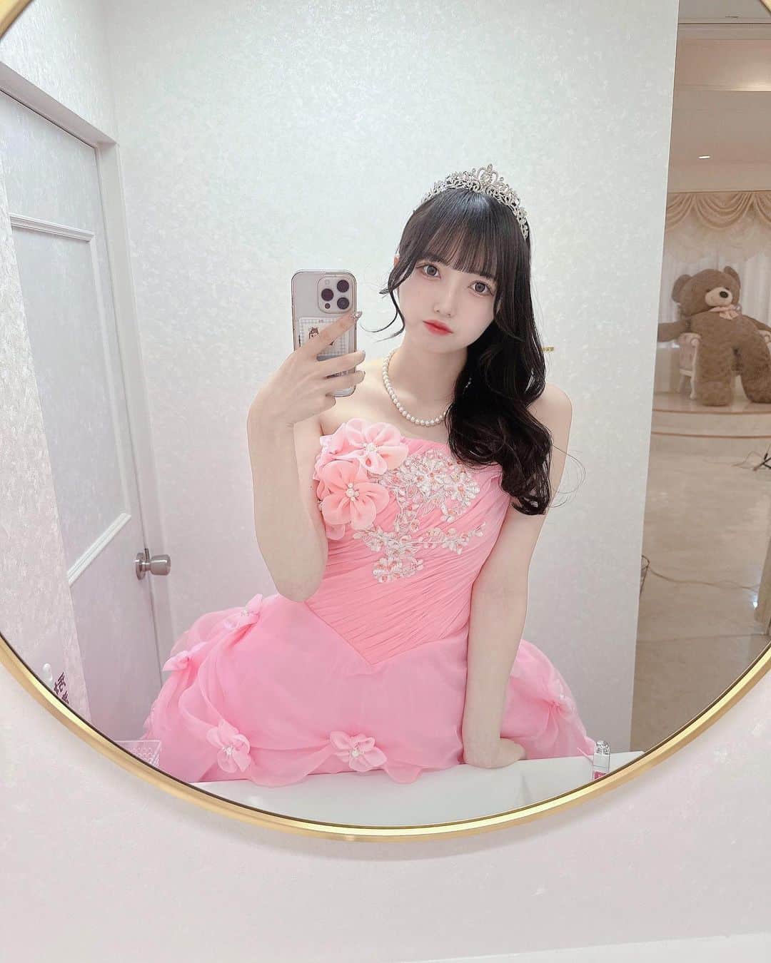仁科茉彩のインスタグラム：「自撮りだよ〜  後ろに写ってるクマが可愛い(*´˘`*)♡   #dress  #ootd  #fashion  #fashionblogger  #photooftheday  #photography  #portrait  #love  #likesforlike  #japan  #instagood  #instadaily  #instalike  #instapic  #idol  #girl  #girls  #selfie  #me  #followforfollowback  #follow  #いいね返し  #黒髪  #ドレス  #自撮り  #自撮り界隈  #goodportraitworld  #ファインダー越しの私の世界」
