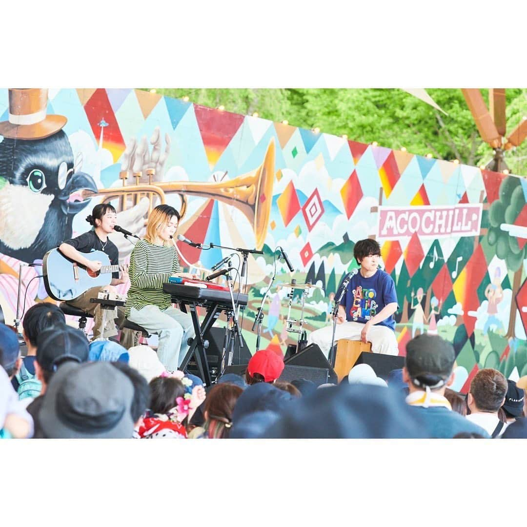 SHISHAMOさんのインスタグラム写真 - (SHISHAMOInstagram)「☀️🏕 ACO CHiLL CAMP 2023 🏕☀️  2023年5月20日(土) 「ACO CHiLL CAMP 2023」 @静岡 富士山 樹空の森  本日は初出演のアコチル⛺️ 久々のアコースティック編成でのライブでした🙌  お越しくださった皆様、 ありがとうございました🐟!!!  photo by ito kaoru  #shishamo #アコチル」5月20日 21時48分 - shishamo_official