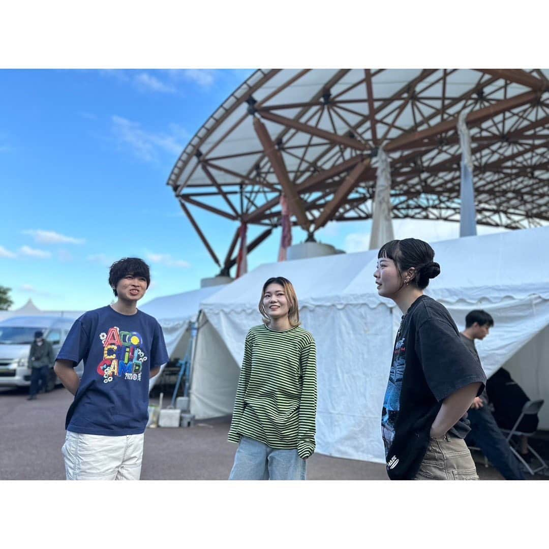 SHISHAMOさんのインスタグラム写真 - (SHISHAMOInstagram)「☀️🏕 ACO CHiLL CAMP 2023 🏕☀️  2023年5月20日(土) 「ACO CHiLL CAMP 2023」 @静岡 富士山 樹空の森  本日は初出演のアコチル⛺️ 久々のアコースティック編成でのライブでした🙌  お越しくださった皆様、 ありがとうございました🐟!!!  photo by ito kaoru  #shishamo #アコチル」5月20日 21時48分 - shishamo_official