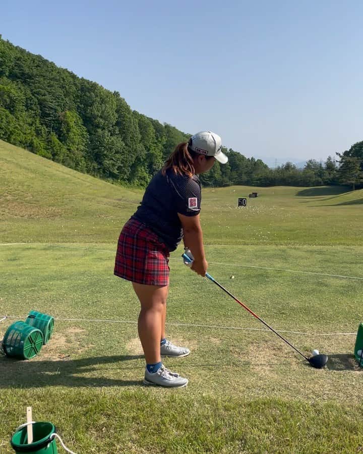 石川怜奈のインスタグラム：「#ツインフィールズレディーストーナメント   74.79. 予選落ちです。  いつもドライバー悪かったら他のクラブまで悪くなるのにドライバー以外バチバチすぎてなんか嬉しかった。ありがとう🤝  コツ掴みたいところ😾」