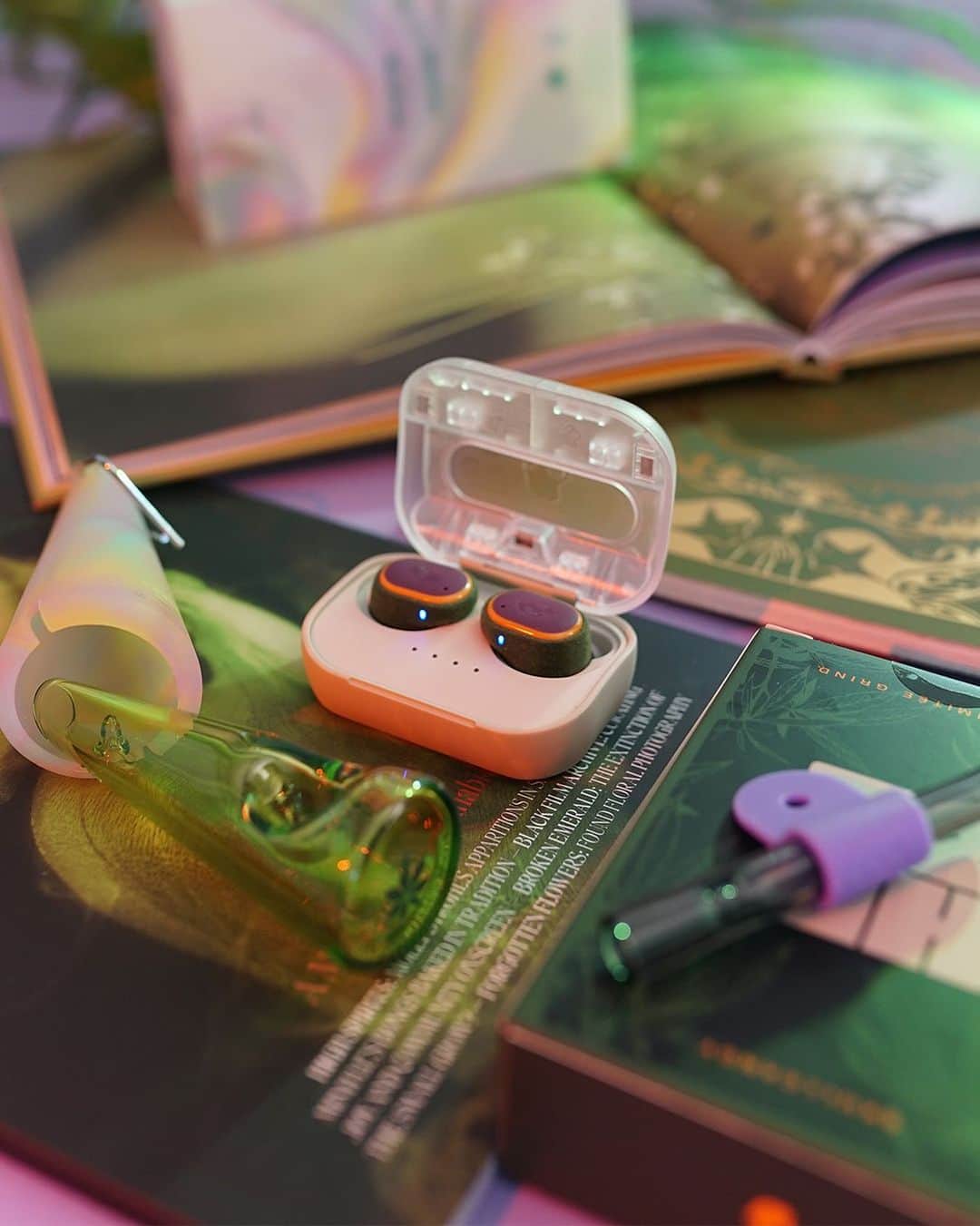 Skullcandy Japanのインスタグラム：「限定カラーGrind® Haze予約受付中！ Skullcandy.jpにて！  Built to chill.  葉っぱを連想するソフトで贅沢な質感 そしてスモーキーなクリアケースも リラックスしたプレイリストを聴いてムードたっぷりなを気分を味わいましょう。」