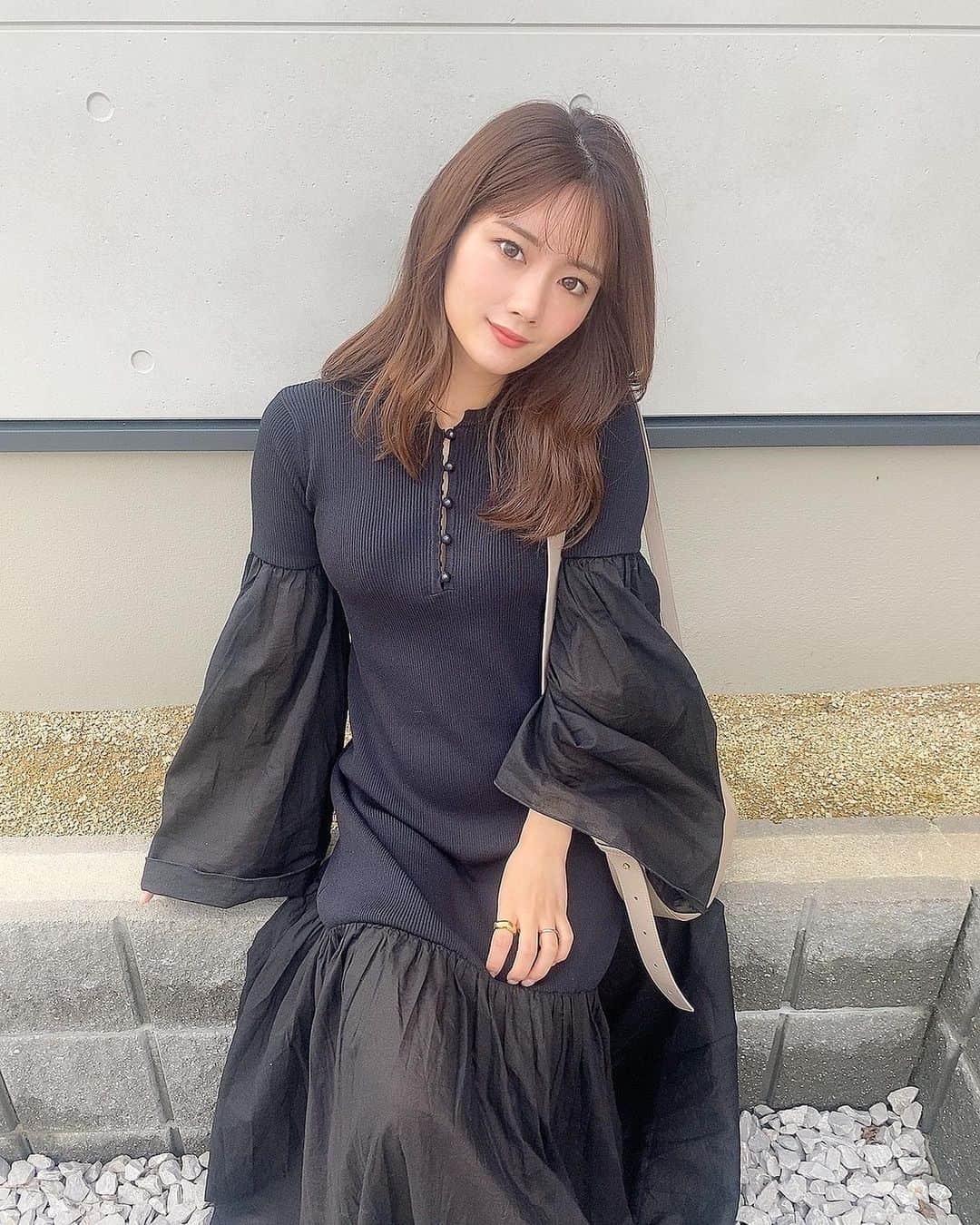 畠中清羅 のインスタグラム：「_  ブラックな日🫦 子供がいると中々こんなワンピース 着る機会なくてたまに着れると ウキウキしちゃう♡わかる？笑  @amail_official 🐚」