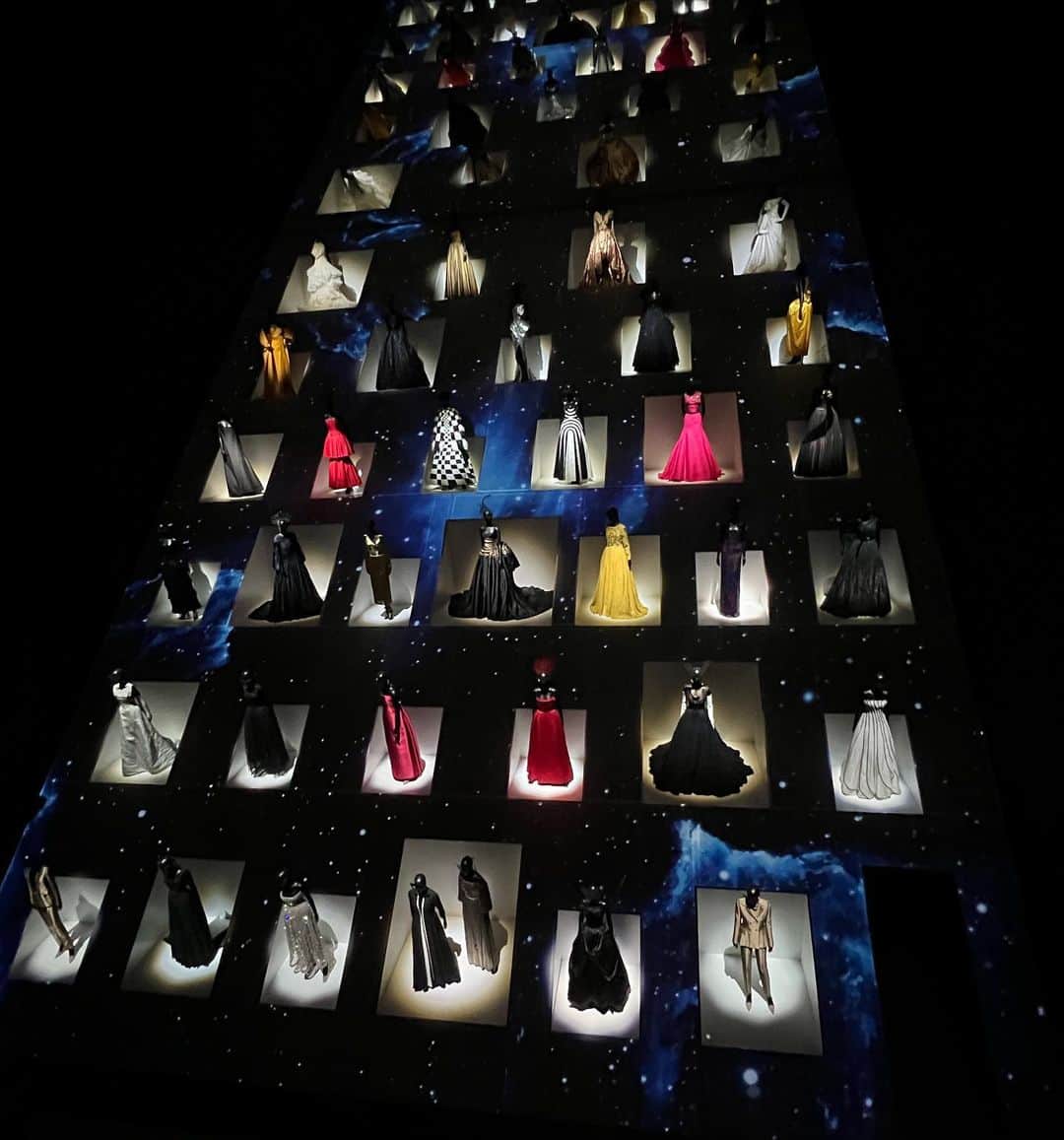 柴田嶺のインスタグラム：「知り合いの方にお誘い頂きDiorさんのクチュリエ展に行ってきました✨ ドレスのラインの美しさはもう、、、😭 素敵すぎましたー✨✨✨  #Dior#クチュリエ展#東京都現代美術館」