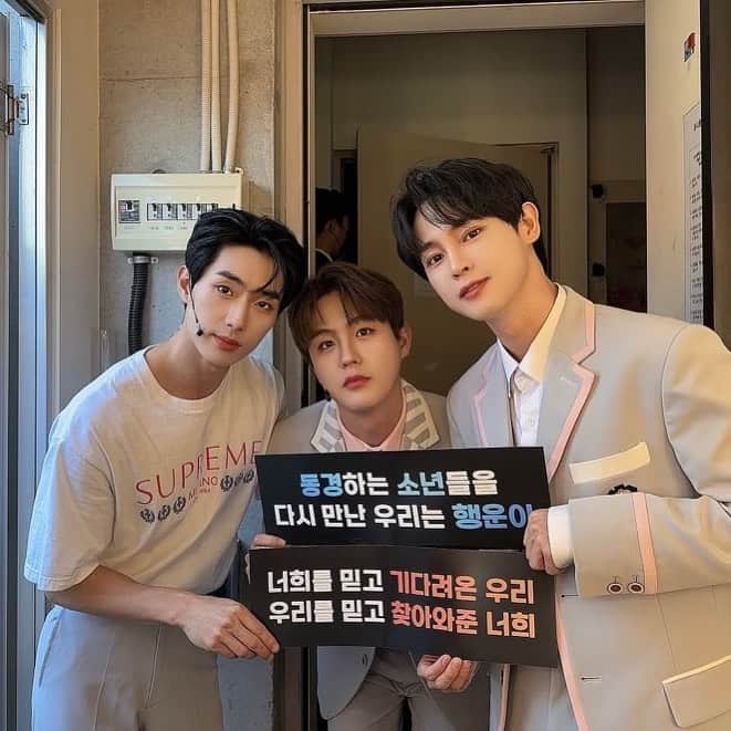 Jay のインスタグラム：「새로운 우리들의 페이지를 다같이 함께 써내려갈 수 있게 되어서, 그 공연의 시작과 마무리를 함성으로 맺음으로써 감동이었고 행복했습니다. 너무너무 감사하고 감사합니다.  결코 잊지않겠습니다🖤」