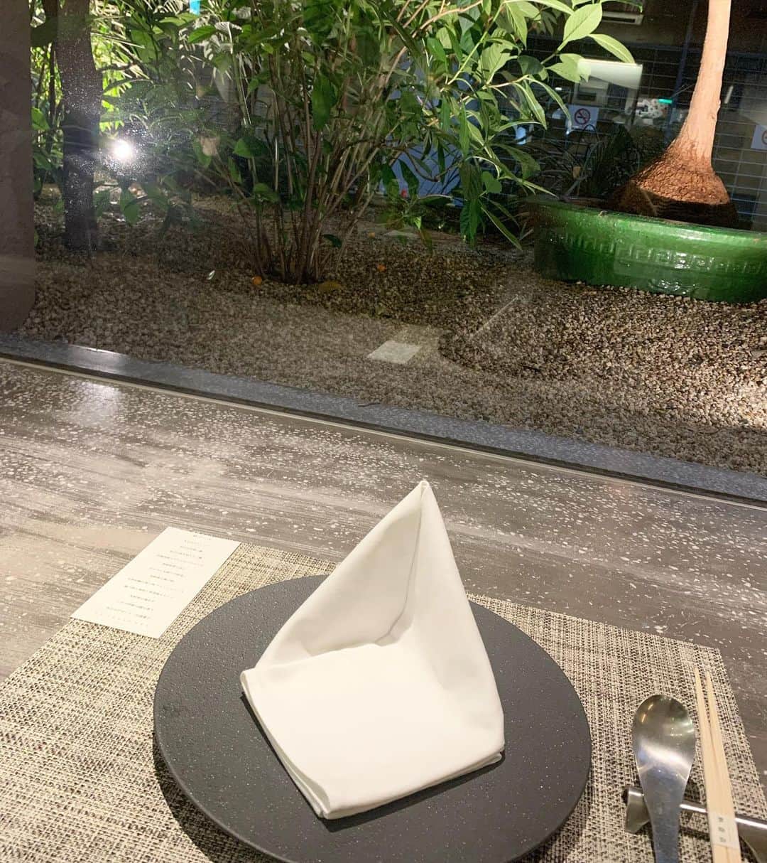 岡本麻佑のインスタグラム：「. 熱香森🌳🍃  ミドリがたくさんで綺麗で素敵なお店でした💚✨ どれも美味し過ぎたので1位は選べない🤭 お腹いっぱ〜いと言いつつ10品以上しっかり完食してた🫨🥢笑  #熱香森#ラシャンセン#中華#ディナー#大阪グルメ」