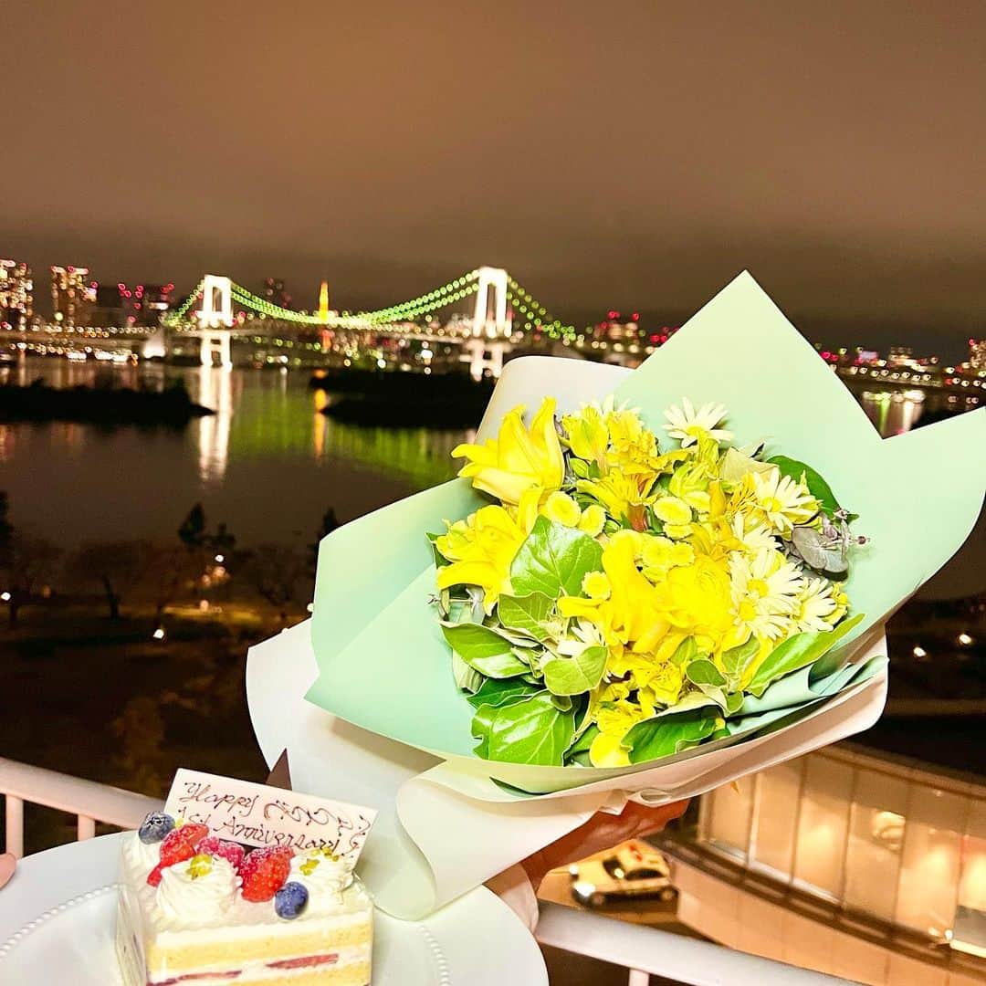杉山佳那恵さんのインスタグラム写真 - (杉山佳那恵Instagram)「記念日のお花いつもありがとう🌼  いつも自分でお花を選んで作って くれているらしい。可愛いやんっ😍  気が荒らかった私が 本当に心の優しい人と ずっと一緒にいることで 穏やかに人間らしくなりました。笑  この人と結婚して良かったと 毎日思わせてくれてありがとう❤️  #夫#ありがとう#happy#🌼」5月20日 21時51分 - kanaxxy_0421
