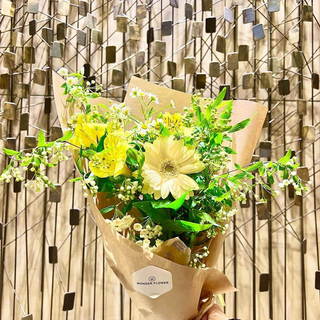 杉山佳那恵のインスタグラム：「記念日のお花いつもありがとう🌼  いつも自分でお花を選んで作って くれているらしい。可愛いやんっ😍  気が荒らかった私が 本当に心の優しい人と ずっと一緒にいることで 穏やかに人間らしくなりました。笑  この人と結婚して良かったと 毎日思わせてくれてありがとう❤️  #夫#ありがとう#happy#🌼」