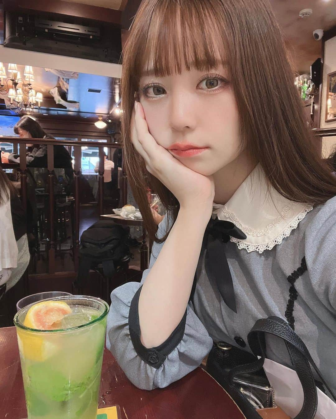 深澤翠さんのインスタグラム写真 - (深澤翠Instagram)「前髪と後ろ髪のうねりがひどくなってきたので @gooddayhair で 前髪&表面ストレートをかけてもらいました♡  癖がつかないように しばらくはストレートを維持…！ すぐ耳にかけてしまうから気をつけなくちゃ 2枚目はすでに耳にかけてしまって慌てて直したあと…🙀  根元リタッチに クレンジングやトリートメント そして前髪もぱっつんにしてもらって すっきりしたー！！！！  やっぱり髪を綺麗にな保たなくては モチベーション上がらないなっと 感じました☺️  @komatatsukasa つーちゃんいつも ありがとうー！！  #hairmaintenance  #gooddayhair #下北沢美容室」5月20日 21時52分 - midorifukasawa