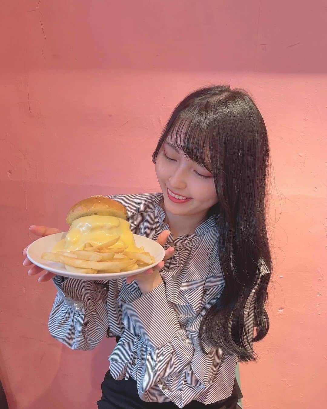 林咲希さんのインスタグラム写真 - (林咲希Instagram)「映え映えのハンバーガー食べた🍔」5月20日 21時54分 - saki_10_16