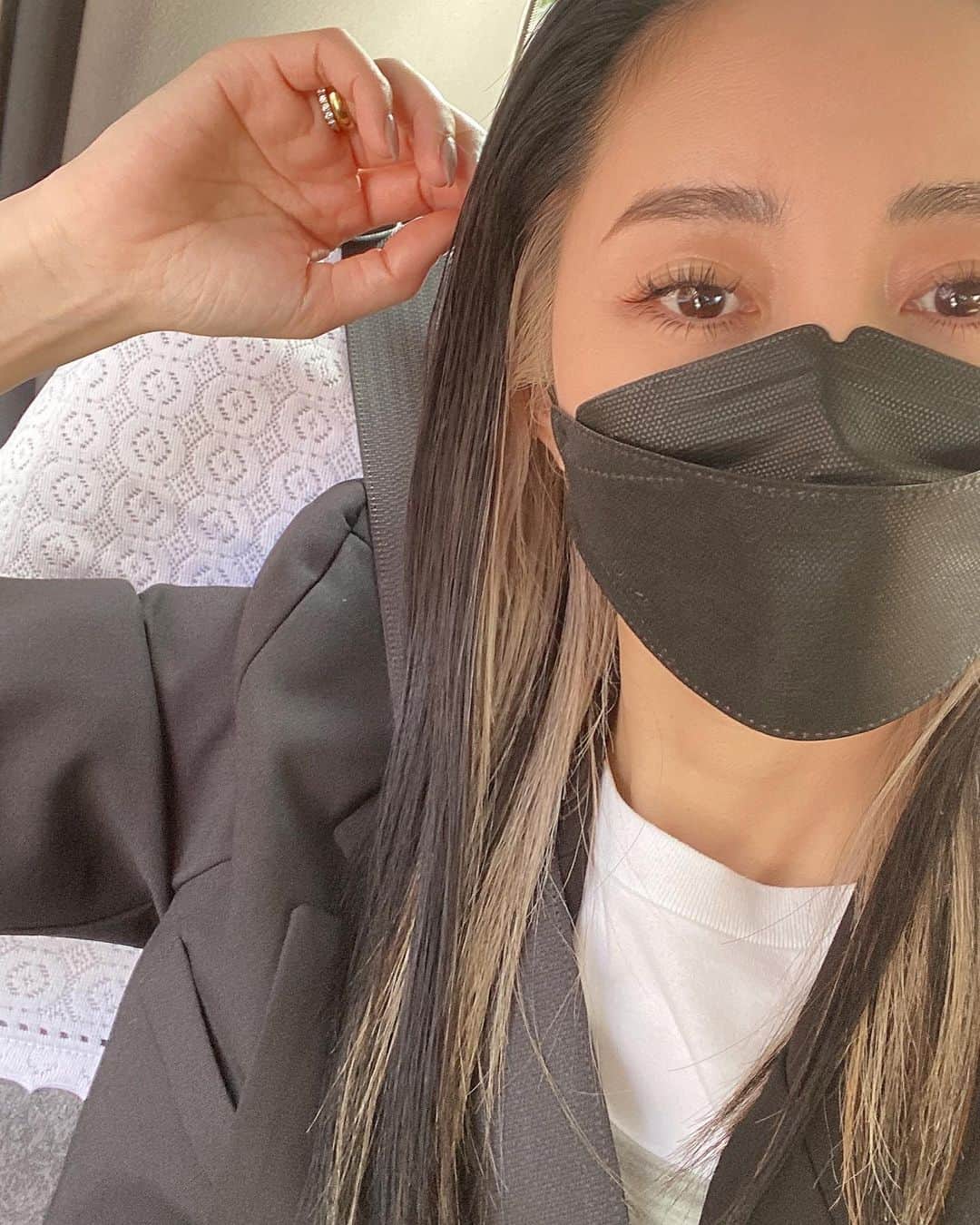 のインスタグラム：「・ ・ まつ毛ぱっちぱち♡ その日の気分やまつ毛調子、スタイリングによってアイメイクするしないを決めてます😌 がっつりメイクも好きだし アイメイク無しの赤リップも好き💋💋  そろそろnewリップ新調したいなぁ  いつもありがとうですっ😉😉💕 @chie.527  @lapis_eyelash_nail   #eyelashes#eyelashextensions#まつエク#まつ毛#美容#美容メンテナンス#ヘアメイク」