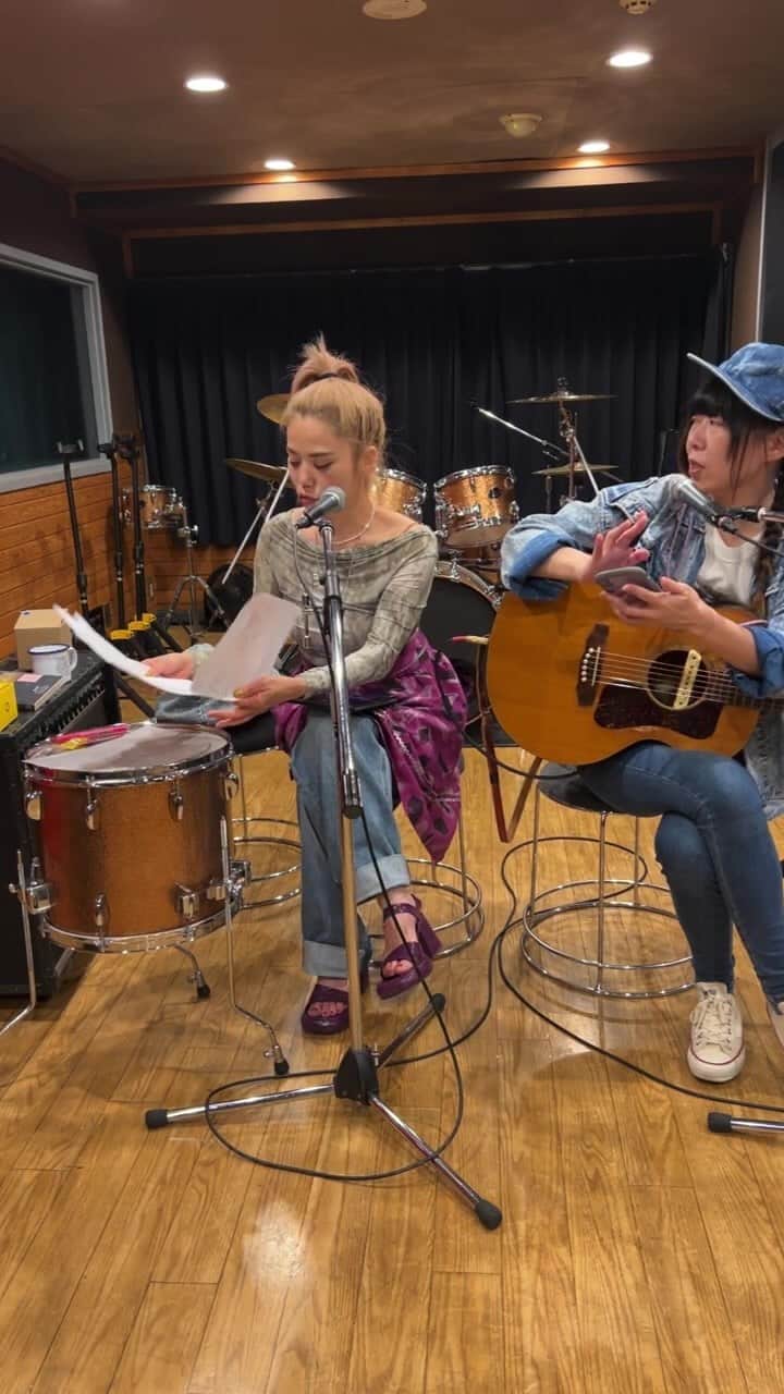 のインスタグラム：「月一恒例 🌕新月インスタライブでした  ◆ご紹介した 深煎りのコーヒーは 京都のW&Hさんがオリジナルフレーバーを作ってくれたもの  売り切れてしまいました。 ありがとう コーヒーの時間を楽しんで下さい。  ◆ツアーチケットは 北海道も間も無くsold outみたいなのでスケジュール調整できる方お早目に  熊本も同様に残りわずかです。  そのほかの地域は今の所sold outになってますが 各プレイガイドさんから 急遽キャンセルが出た時に リセールチケットを検索すると今は手に入る時もあるようです。 頑張って〜お待ちしてます。  ◆ご紹介したツアーグッズに関しては 先行販売の方は数に限りがありますが  また、お知らせします〜  色んな情報は 私のリンクツリーから ホームページなどでも チェックしてみて下さい。」