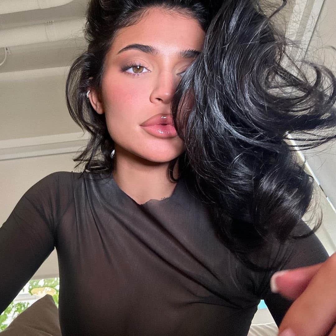 Kylie Cosmeticsさんのインスタグラム写真 - (Kylie CosmeticsInstagram)「weekend glam ⁠🖤⁠ ⁠ @kyliejenner wearing⁠:⁠ new matte kyshadow palette (coming summer) new high gloss (coming summer) iced latte lip liner pink me up glow balm」5月21日 7時20分 - kyliecosmetics