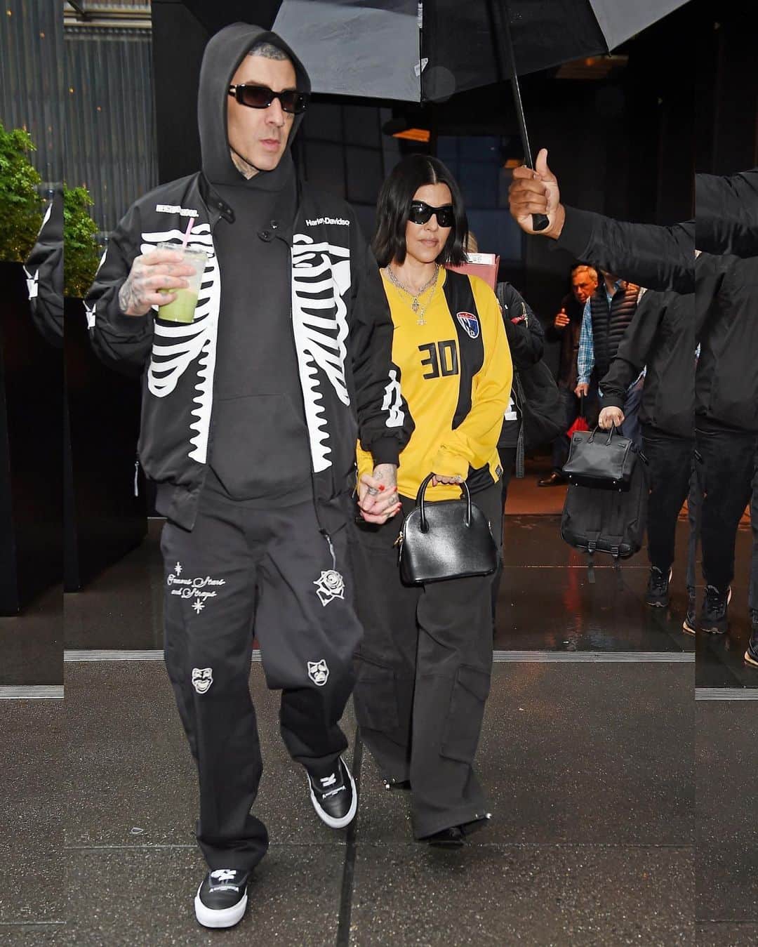 Just Jaredさんのインスタグラム写真 - (Just JaredInstagram)「Kourtney Kardashian switched up her look again! The star debuted dark hair while out with husband Travis Barker in NYC today. We've got more pics on JustJared.com! #KourtneyKardashian #TravisBarker Photos: Backgrid」5月21日 7時31分 - justjared
