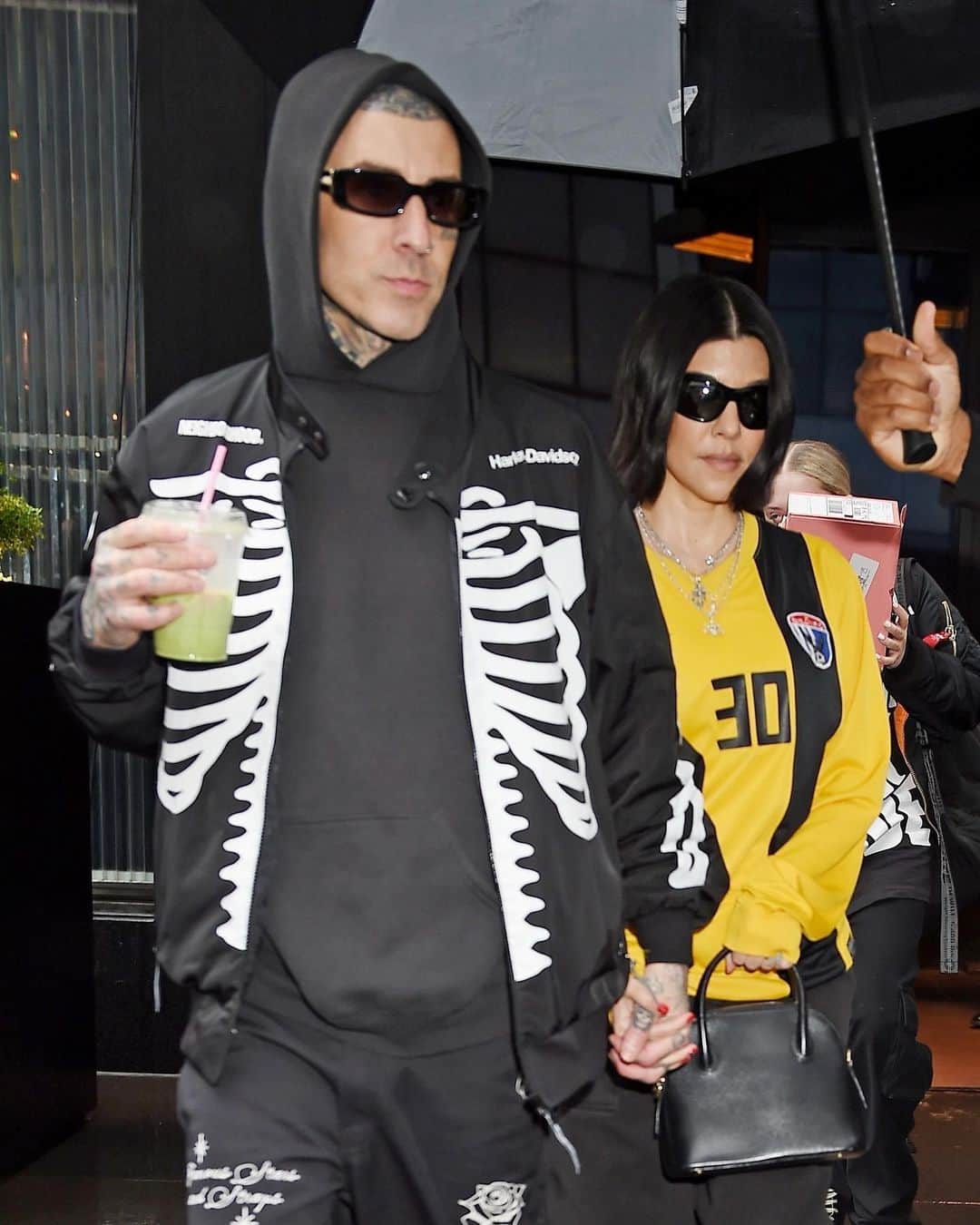 Just Jaredさんのインスタグラム写真 - (Just JaredInstagram)「Kourtney Kardashian switched up her look again! The star debuted dark hair while out with husband Travis Barker in NYC today. We've got more pics on JustJared.com! #KourtneyKardashian #TravisBarker Photos: Backgrid」5月21日 7時31分 - justjared