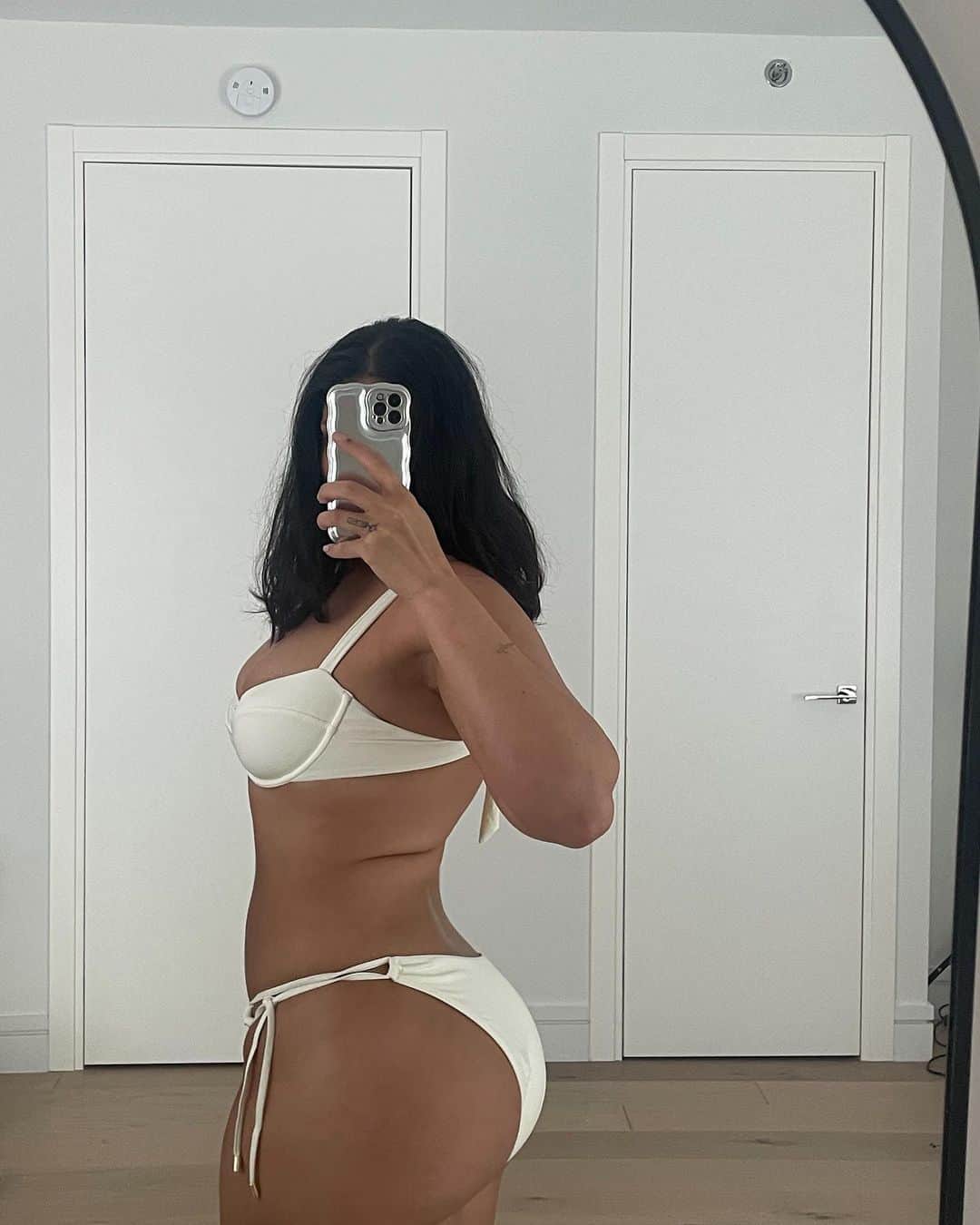 La'Tecia Thomasのインスタグラム：「🤍 or 🖤」