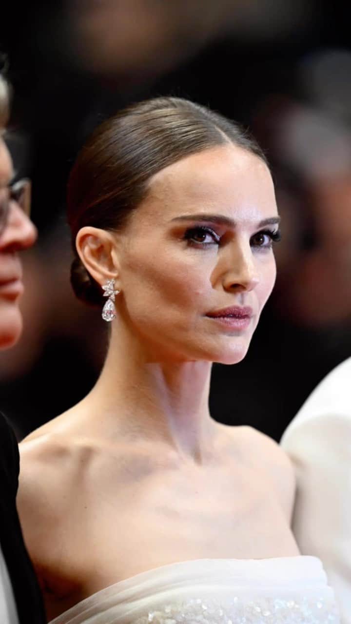 マラ・ロザックのインスタグラム：「#NataliePortman #Cannes2023 is a goddess with a modern slicked bun using @rozhair @fableandmane  #FableandMane #FableandMane」
