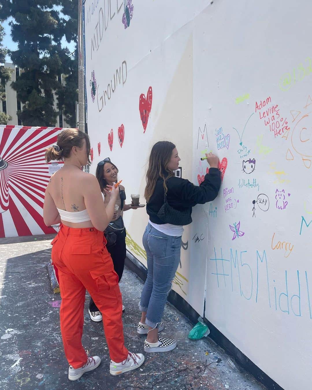 Maroon 5さんのインスタグラム写真 - (Maroon 5Instagram)「Los Angeles! Check out the Middle Ground wall art this weekend at 7753 Melrose Ave. We love seeing your notes and doodles. 🎨 Tag us in your photos! #M5MiddleGround」5月21日 7時57分 - maroon5