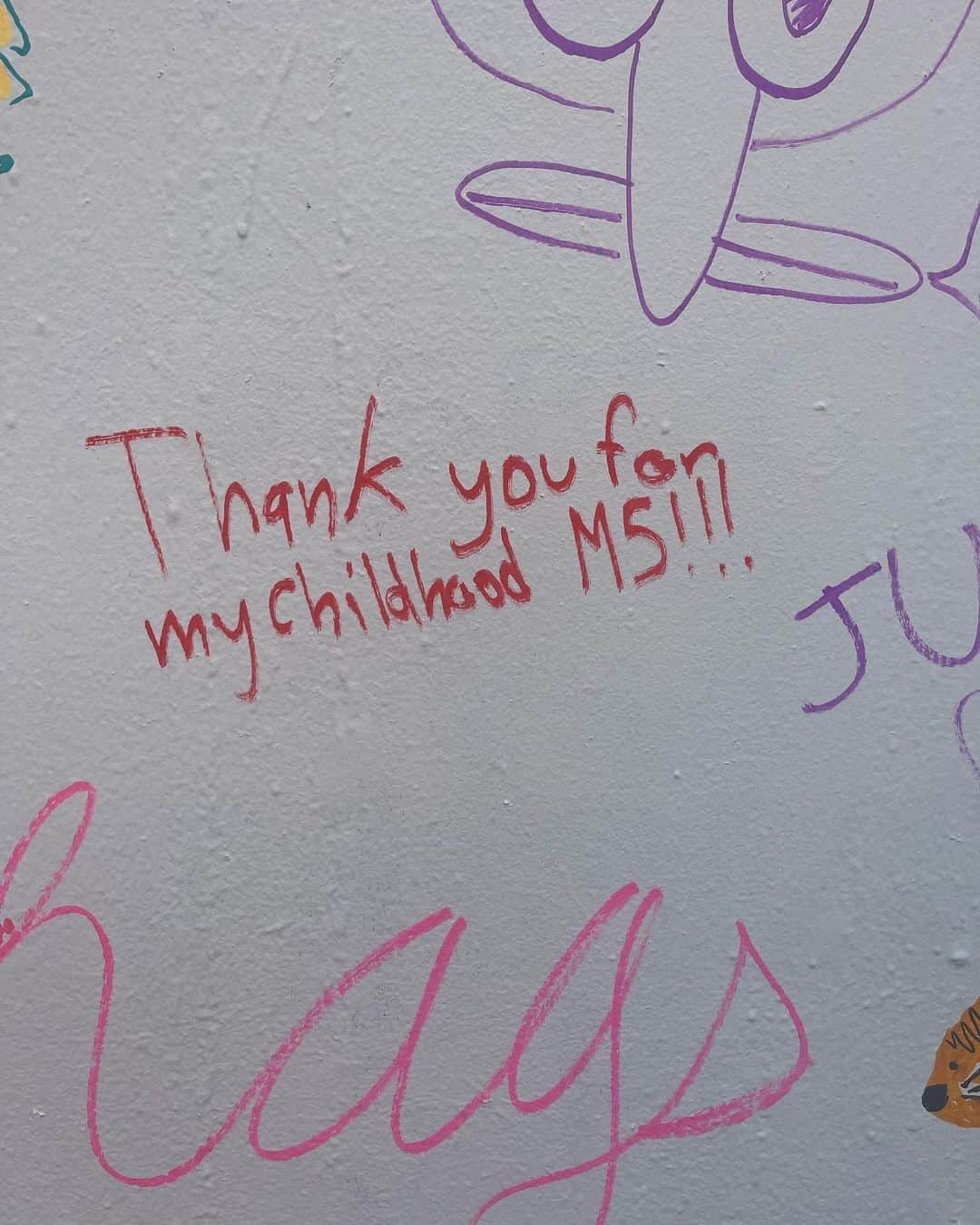 Maroon 5のインスタグラム：「Los Angeles! Check out the Middle Ground wall art this weekend at 7753 Melrose Ave. We love seeing your notes and doodles. 🎨 Tag us in your photos! #M5MiddleGround」