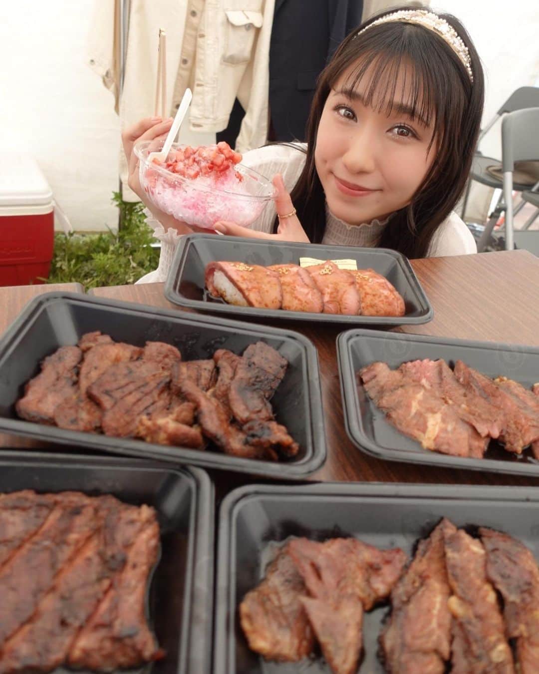 のインスタグラム：「控え室でもたくさんお肉を頂いてしまいました🍖♥️ ⁡ 野外フェスとは思えないくらいどれも美味しかったです!! ⁡ ありがとうございます！ ご馳走様でした！ ⁡ いらっしゃった皆さんは何が美味しかったですか？ コメントで教えてください～🥺♥️ ⁡  *⋆꒰ঌ┈┈┈┈┈┈┈┈┈໒꒱⋆*  #写真 #photo  #filmcamera #natural  #smile  #filmphotography #film #フィルムカメラ #anime  #manga #comic #model  #voiceactor #voiceactress #配音演员 #声優 #Japan #kawaii #kawaiigirl #model  #小見川千明  #小千姬 #귀여워 #셀스타그램 #셀카 #여행  #文学 #朗読  #肉フェス  ⁡  *⋆꒰ঌ┈┈┈┈┈┈┈┈┈໒꒱⋆*」