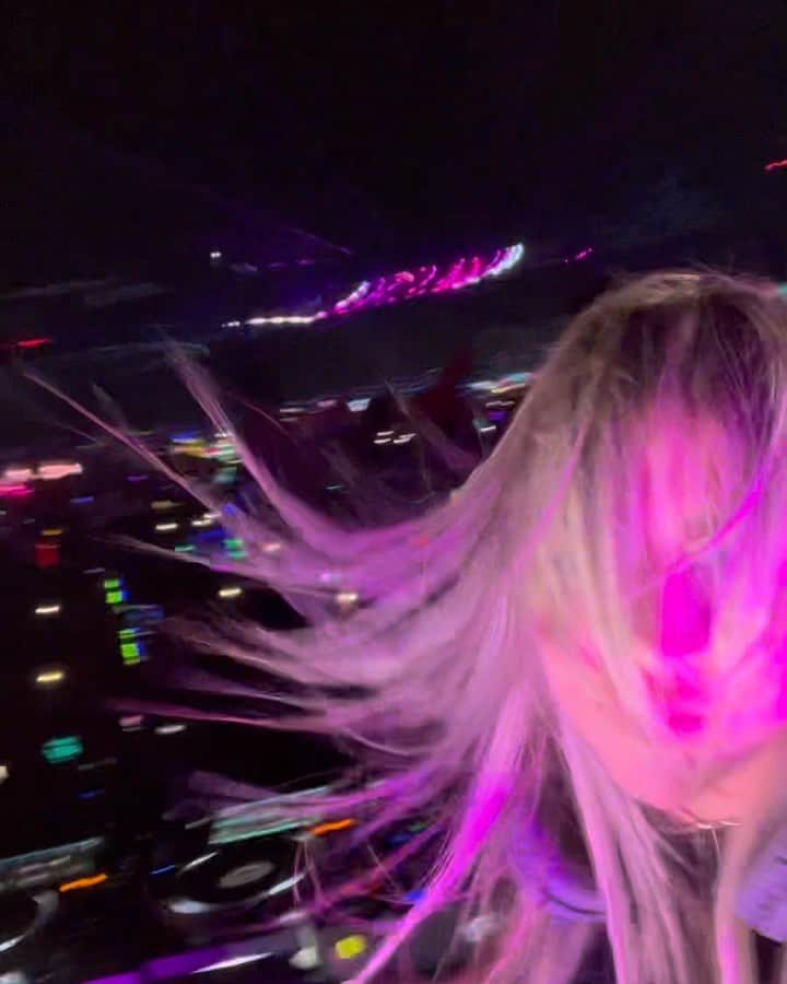 アリソン・ワンダーランドのインスタグラム：「EDC LAS VEGAS!!! For those asking this is Push up - creeds (subtronics x alison wonderland remix) swipe for the whole drop cos it gets reaaaaaal nice and trappy at the end 😎 📸 AW & @simplyyyg」