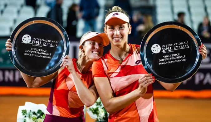 エリーゼ・メルテンスさんのインスタグラム写真 - (エリーゼ・メルテンスInstagram)「1️⃣st team title🏆😋 @stormcsanders  That was a fun couple of weeks 🥳  #doubles #champion #rome」5月21日 8時03分 - mertenselise