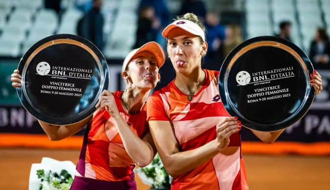 エリーゼ・メルテンスのインスタグラム：「1️⃣st team title🏆😋 @stormcsanders  That was a fun couple of weeks 🥳  #doubles #champion #rome」