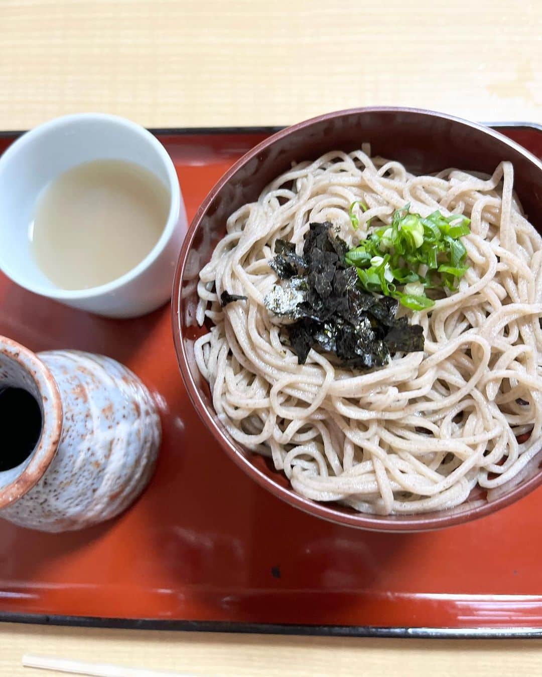 渋谷恭子さんのインスタグラム写真 - (渋谷恭子Instagram)「#わりごそば 🥢  こちらに伺うまで知らなかった割子そば😅  調べてみたら… 「割子そば」は、円柱状の丸い重箱「割子」に入ったそば。冷たいつゆをかけて食べる。 と書かれてました✨  つゆをかけて食べるって新鮮😍 私はおそばだけじゃ物足りなくて、いつも天ぷらとか付いてるのをオーダーするタイプなんだけど 今回は初めておそばだけで十分って思ったよ！！  ハマる味〜 またこの辺りに行くことがあったら絶対食べたい❤️  #割子そば #割子 #出雲そば #そば #そば屋 #おそば #お蕎麦 #お蕎麦屋さん #鳥取 #鳥取グルメ #鳥取旅行 #境港 #soba #sobanoodles #japanesenoodle」5月21日 8時08分 - kyoko.86