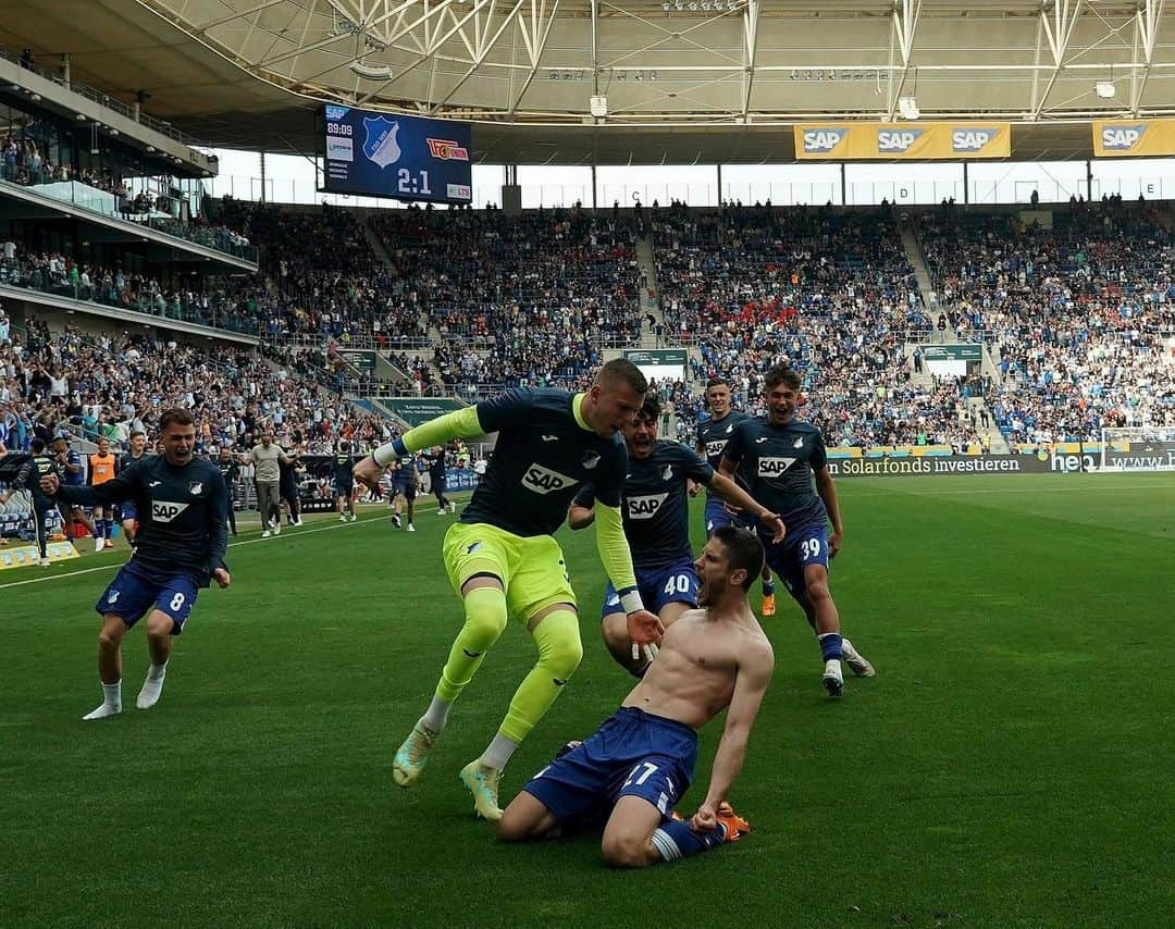 アンドレイ・クラマリッチのインスタグラム：「What a moment ⚽️🙌🏻💪🏻🙏🏻 Great team focus • thanks fans for an amazing atmosphere 👊🏻🔥」