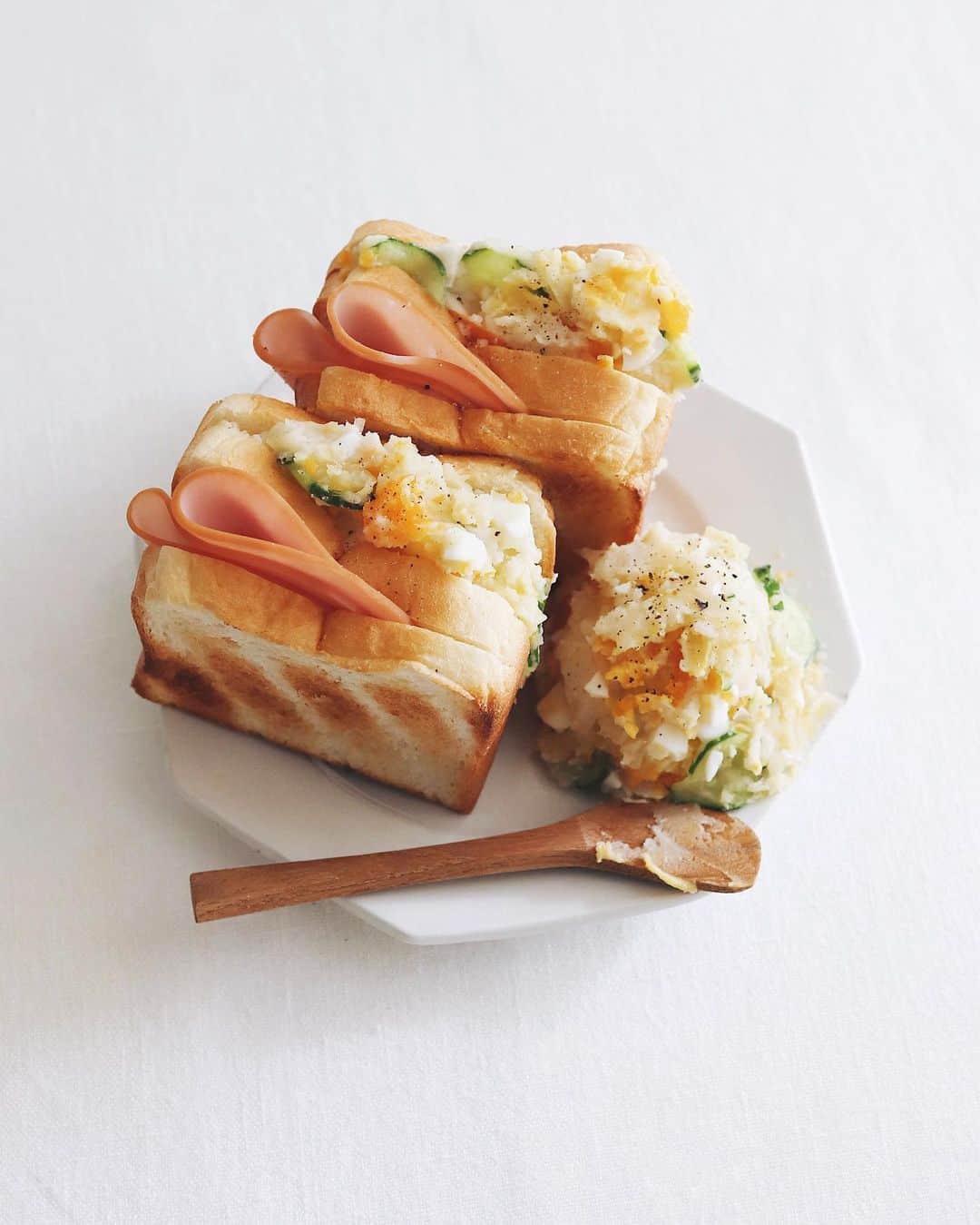 樋口正樹のインスタグラム：「Pocket Sandwich 🥪 . 朝ご飯にポテトサラダとハムを 挟んだ美味しいサンドウィッチ。 @kubaya.panto さんが作ってた ダブルポケットサンドってやつ。 ほんとポケットは多い方が便利！ そして美味しく楽しめて満足よ🤗 . #ダブルポケットサンド @kubaya.panto 👆作り方はこちら . . パンはタカキベーカリーさんの 阿蘇牛乳のミルクブレッドです。 小さなサイズ感と程よい厚みが ポケットサンドにちょうど良く🙆‍♂️  @takaki_bakery_official . . . #ポケットサンド #サンドイッチ #ポテサラ #ポテサラサンド #ハムサンド #パンアレンジ #タカキベーカリー #阿蘇牛乳のミルクブレッド #パン活 #サンドイッチ部 #takakibakery #sandwich #sandwichesofinstagram」