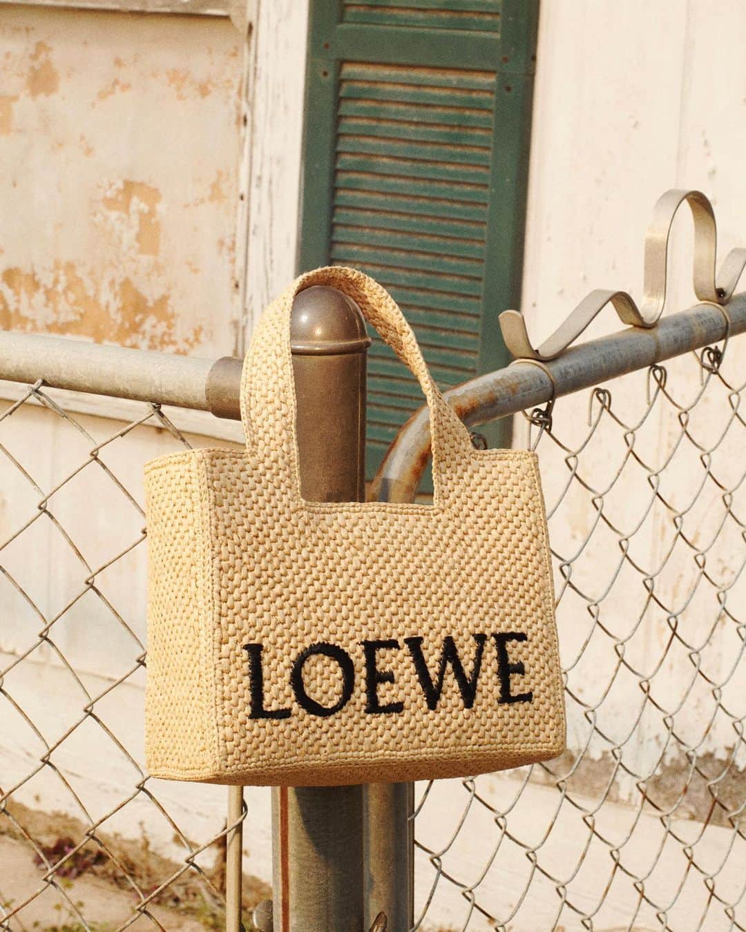 Bergdorf Goodmanさんのインスタグラム写真 - (Bergdorf GoodmanInstagram)「GRAPHIC HIT — Add some levity to your look this summer with LOEWE x Paula’s Ibiza Raffia tote bag. Discover this and more in our bags to have edit at BG.com.」5月21日 8時20分 - bergdorfs