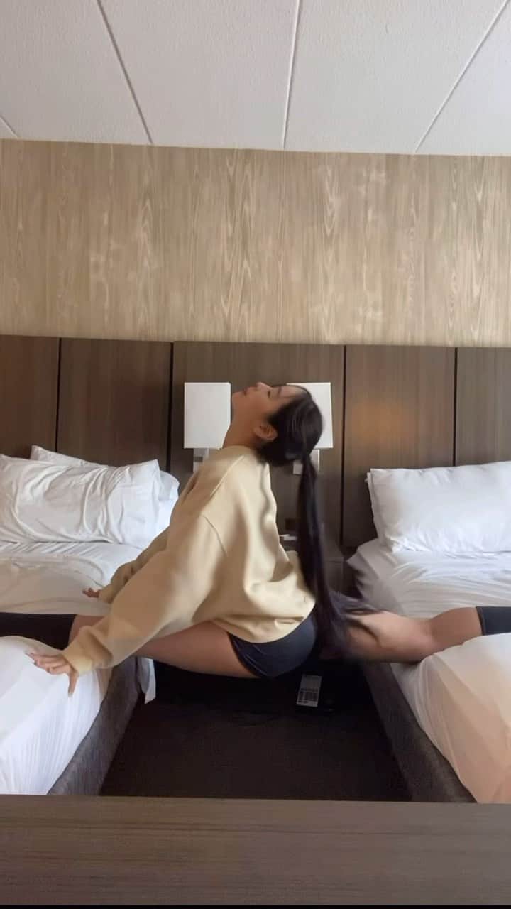 sanga yoginiのインスタグラム：「Hotel life 🛏️👄🛏️」