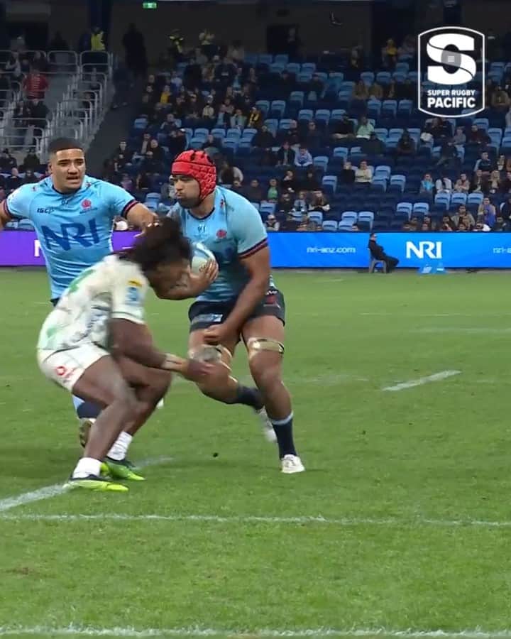 Super Rugbyのインスタグラム：「Brush 'em off 🧹  Langi Gleeson came in with a STRONG bump to get the @nswwaratahs over last night!  #SuperRugbyPacific」