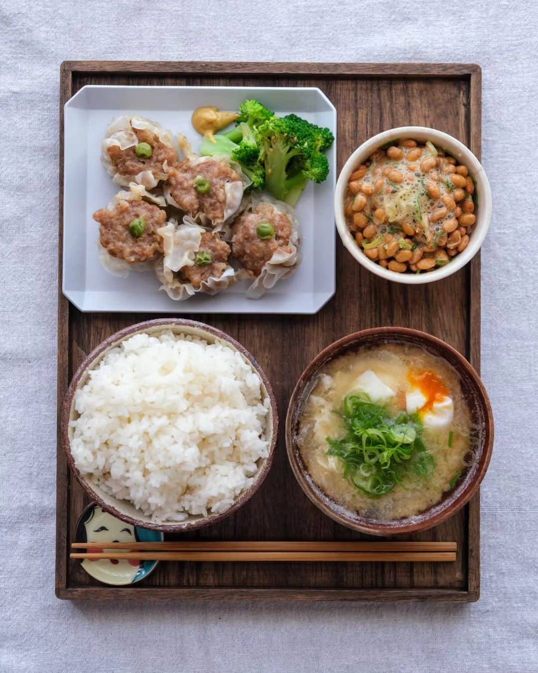 わたをさんのインスタグラム写真 - (わたをInstagram)「シウマイ定食  昨日の残りシウマイと 玉ねぎと卵のお味噌汁 納豆２パック✌  #おうちごはん #朝ごはん #しうまい #シウマイ #焼売 #シュウマイ #しゅうまい #Yummy #Delicious #Japan #japanesefood #breakfast」5月21日 8時42分 - watao.n