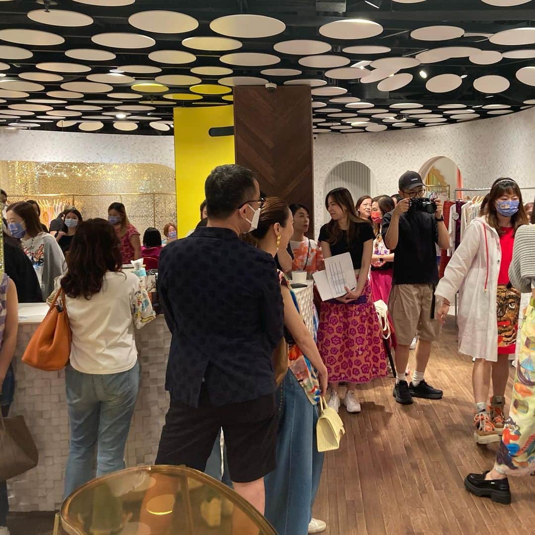 TSUMORI CHISATO Officialさんのインスタグラム写真 - (TSUMORI CHISATO OfficialInstagram)「Hong Kong Tsumorichisato  shop event   We went to Hong Kong for the first time in four years.  We did a shop event.  A lot of customers came, and it was fun and exciting. thank you everyone. Even so, Hong Kong has amazing power❗️」5月21日 8時44分 - tsumori_chisato