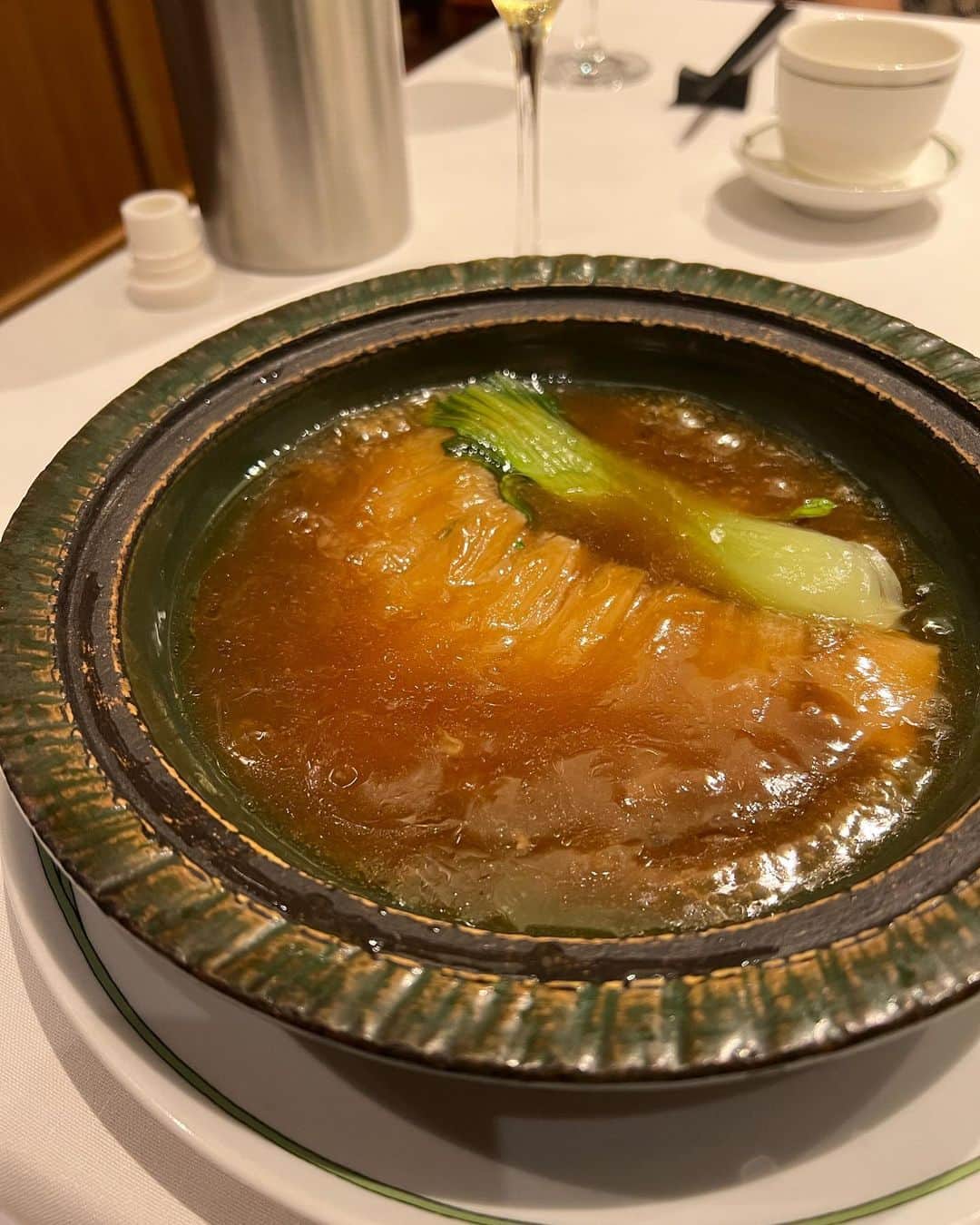 内田朝陽さんのインスタグラム写真 - (内田朝陽Instagram)「少し早い誕生日のお祝いをして頂きました。 大好きな中国飯店のフカヒレと北京ダック。 前菜からデザートまで中国飯店のご飯はやっぱり美味しい。 ご馳走様でした。 #中華 #北京ダック #フカヒレ」5月20日 23時52分 - asahi_uchida